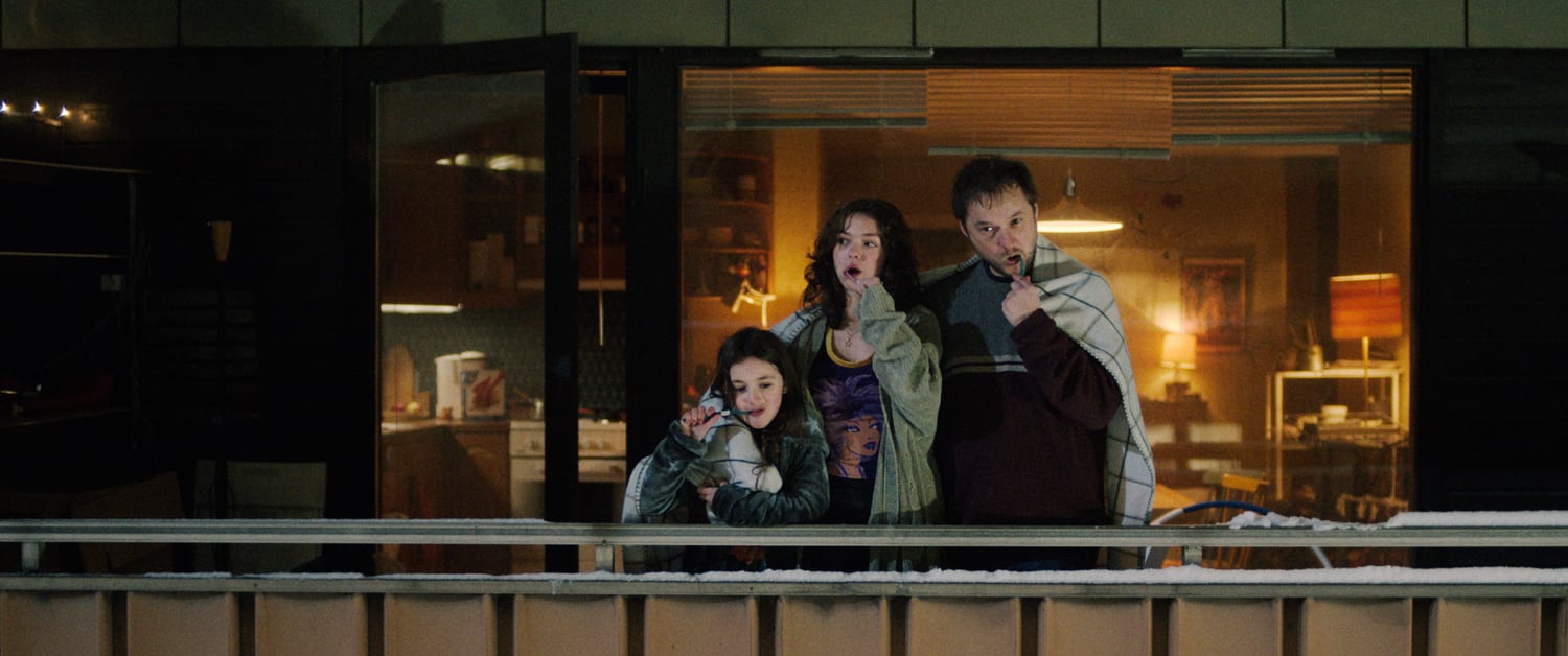 Et sjeldent øyeblikk av familieidyll for Ronja, søsteren og pappaen på Tøyen.