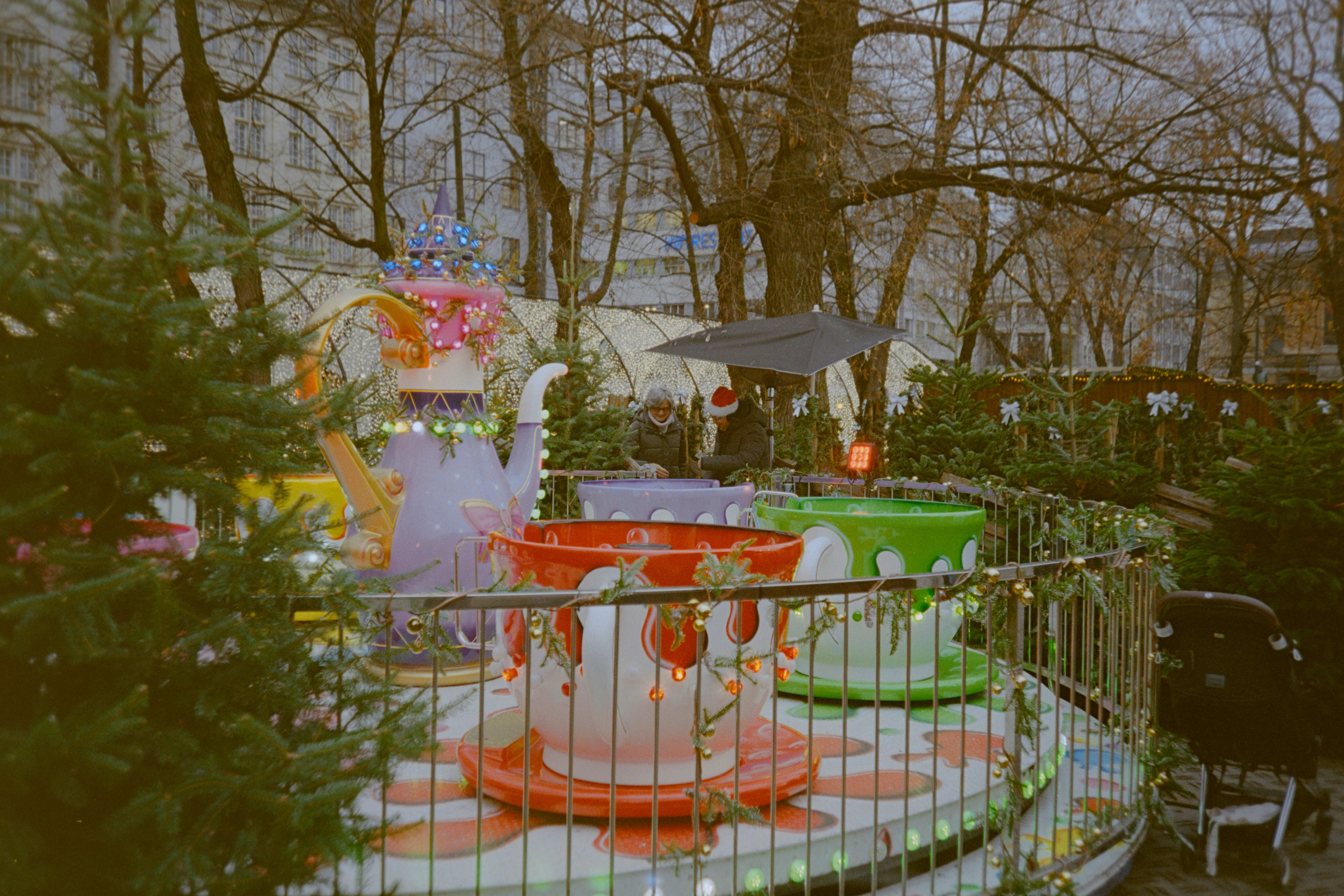 Ronald klargjør karusselen for dagens første gratispassasjerer. 