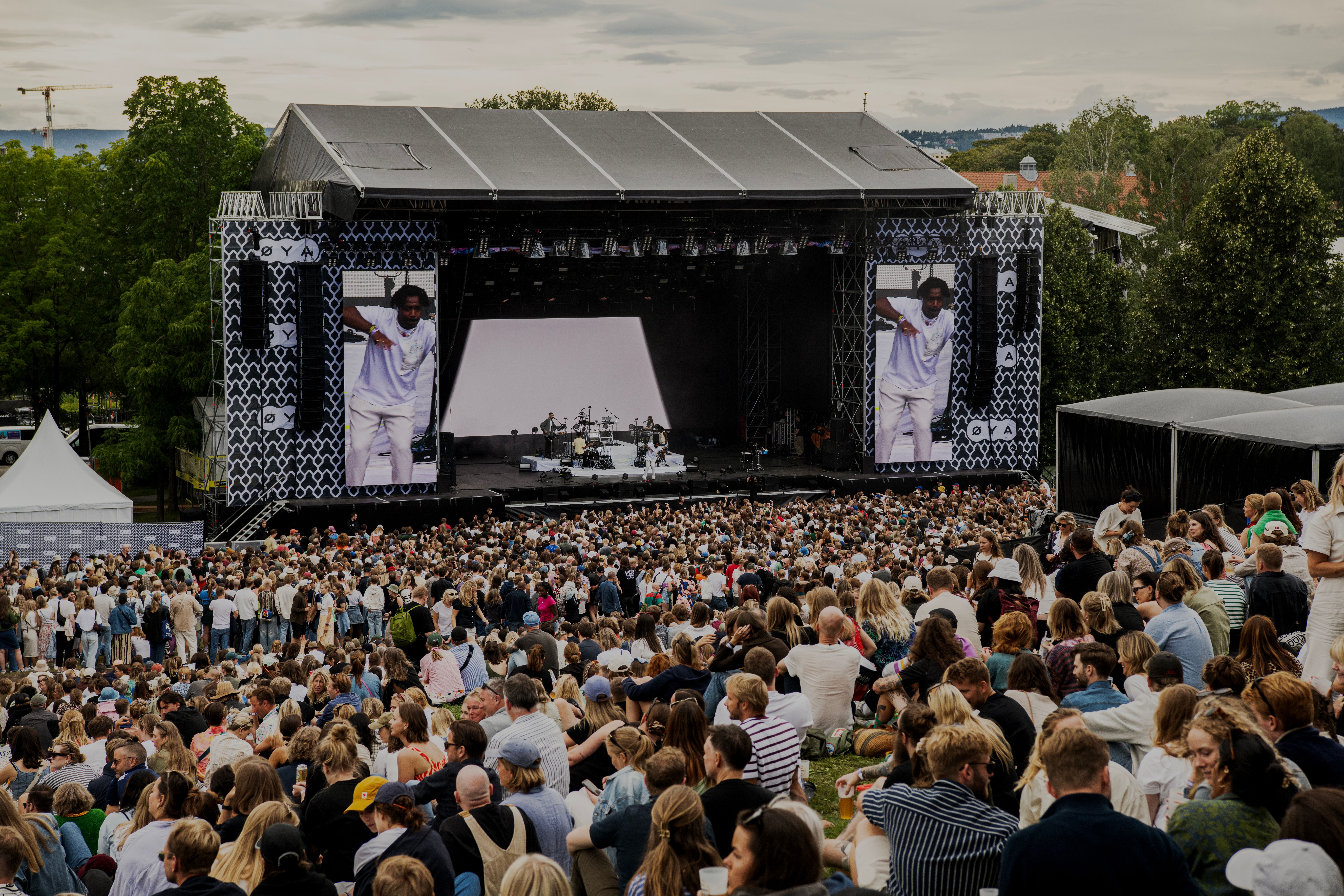 Publikum ser Sampha på skjermene på Øya.