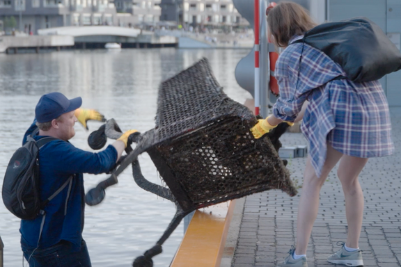 Frivillige fant over ett tonn søppel på havbunnen i Bjørvika: – Et mye større problem enn folk tror