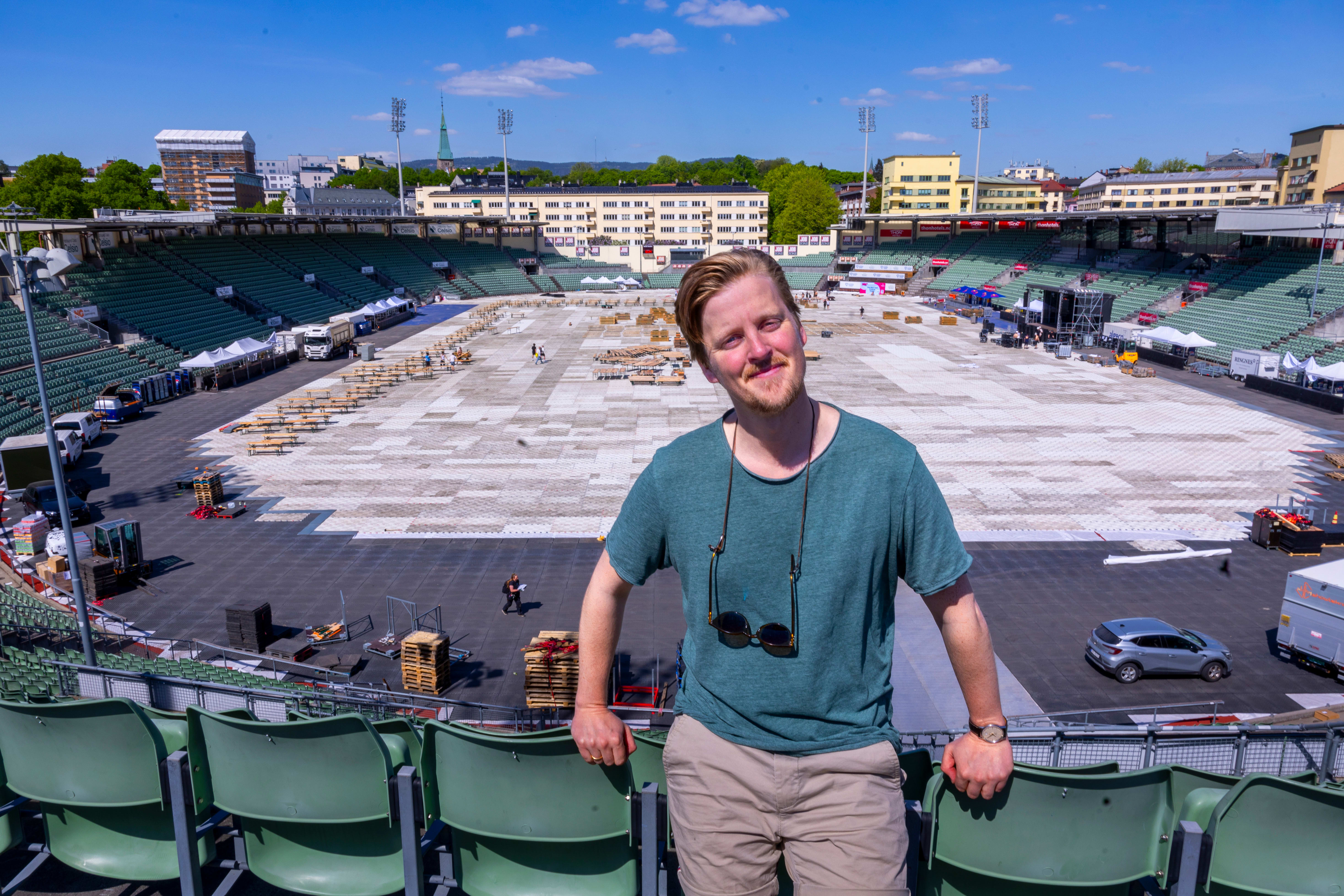 Dagen før den store festen jobber kreativ leder i Eik Event, Philip Bøckmann, på spreng for å gjøre alt klart til tre store feiringer 17. mai. 