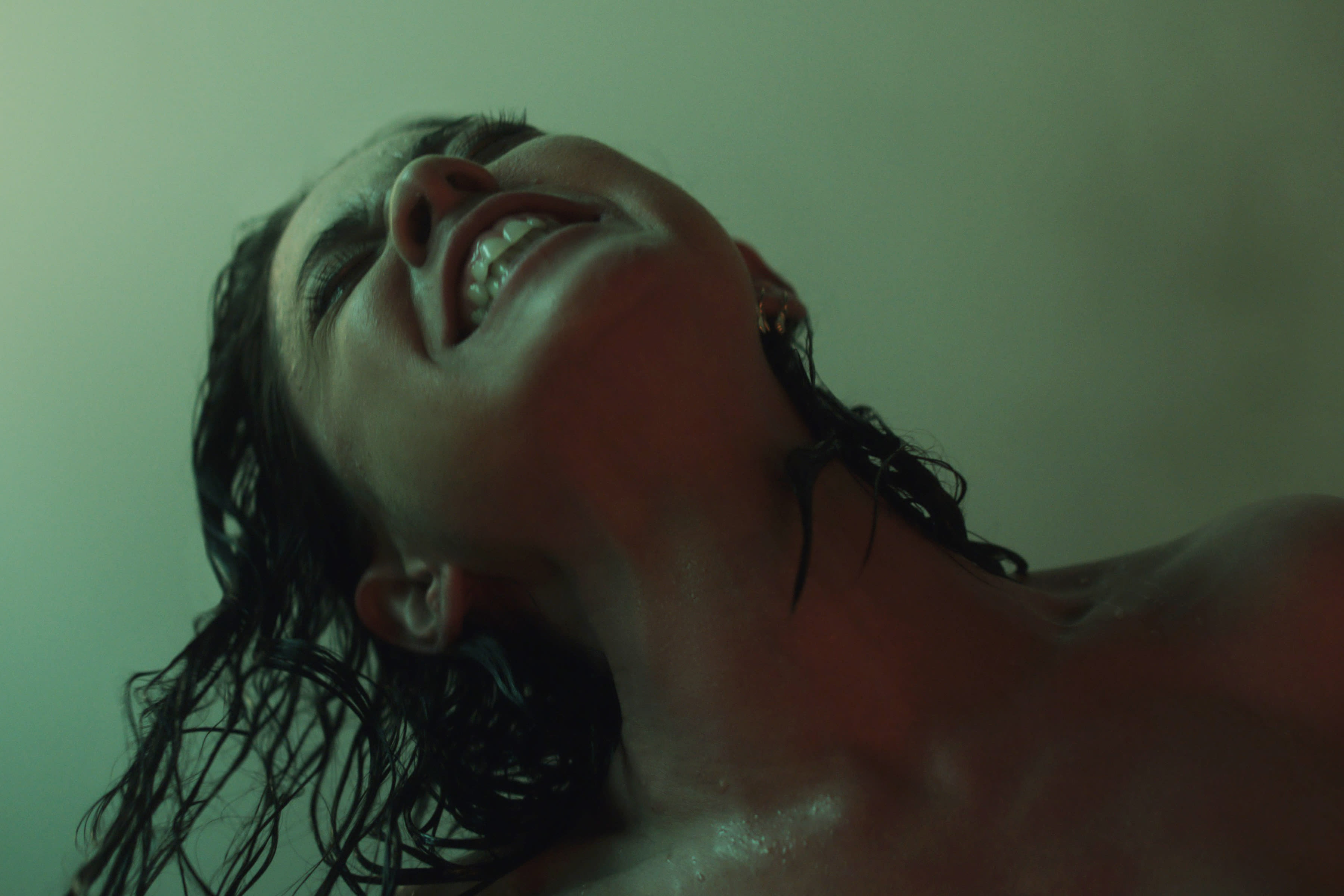 Svart magi har en pris. Det får også Lisa Nova (Rosa Salazar) erfare. 