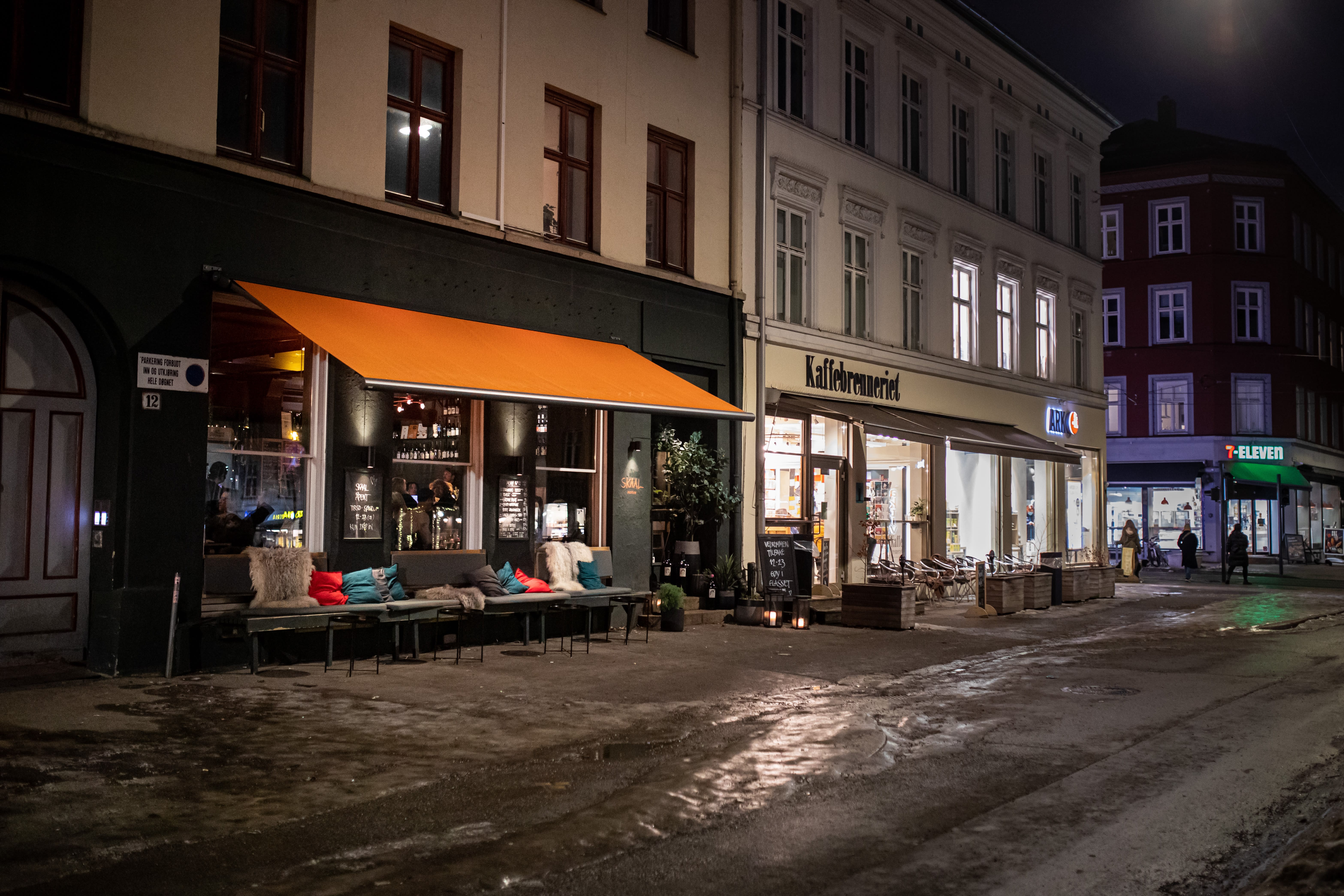 Skaal ligger på Olaf Ryes plass 12. 