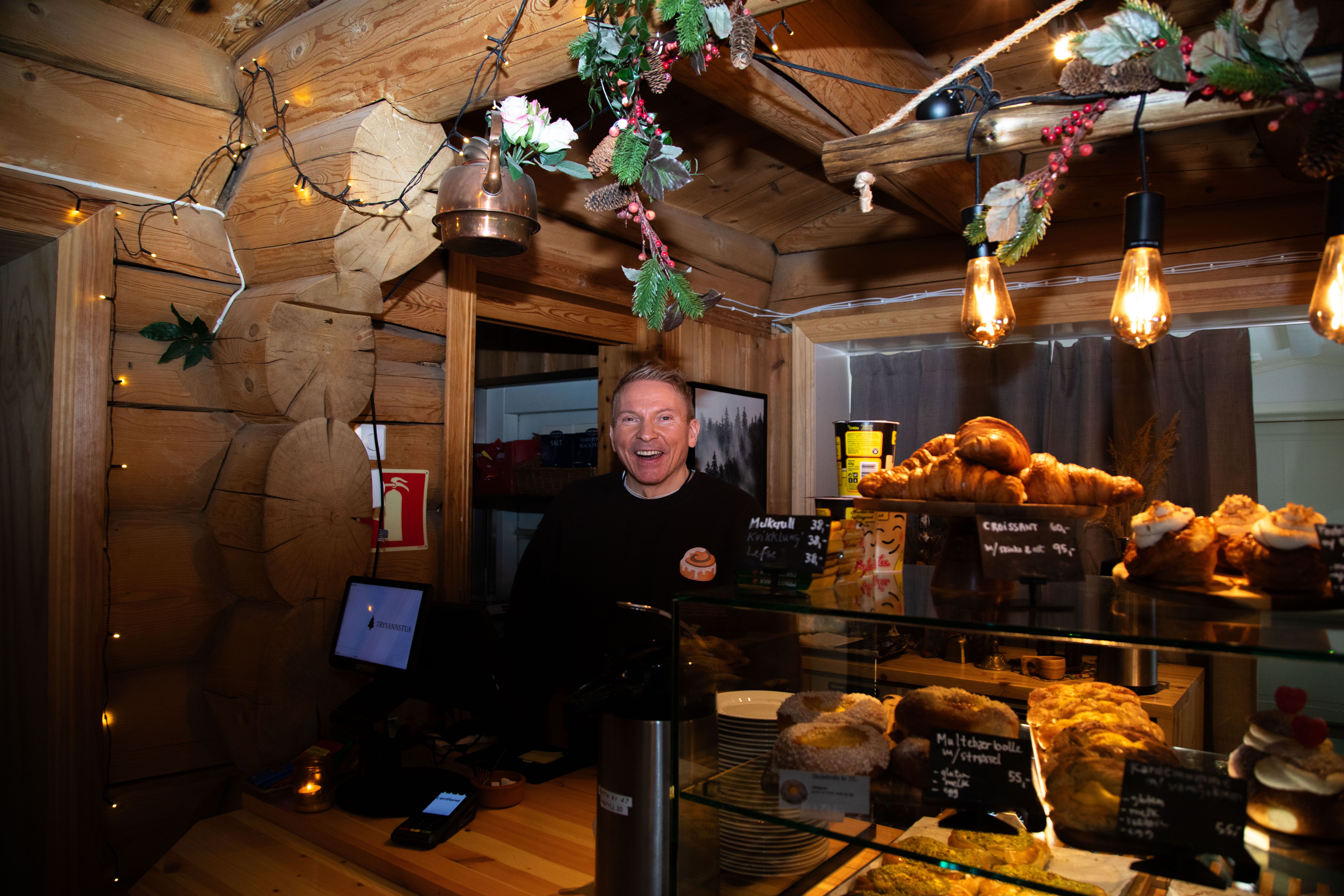 Ove Jørgensen forteller om hektiske dager. I startfasen sov de ofte kun to timer fordi det var så mye å gjøre, forteller han. 