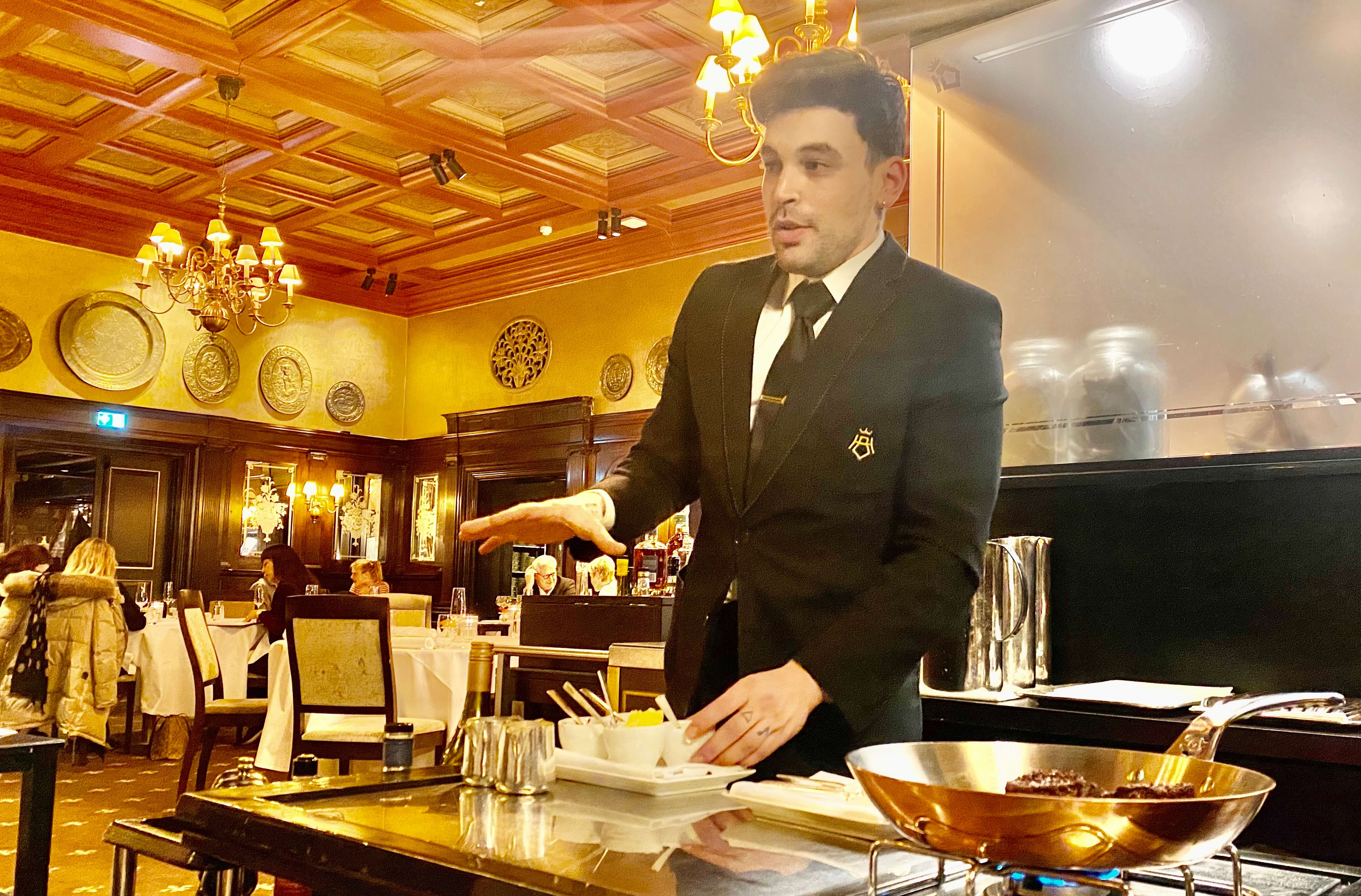 Trillekjøkken ved bordet. 