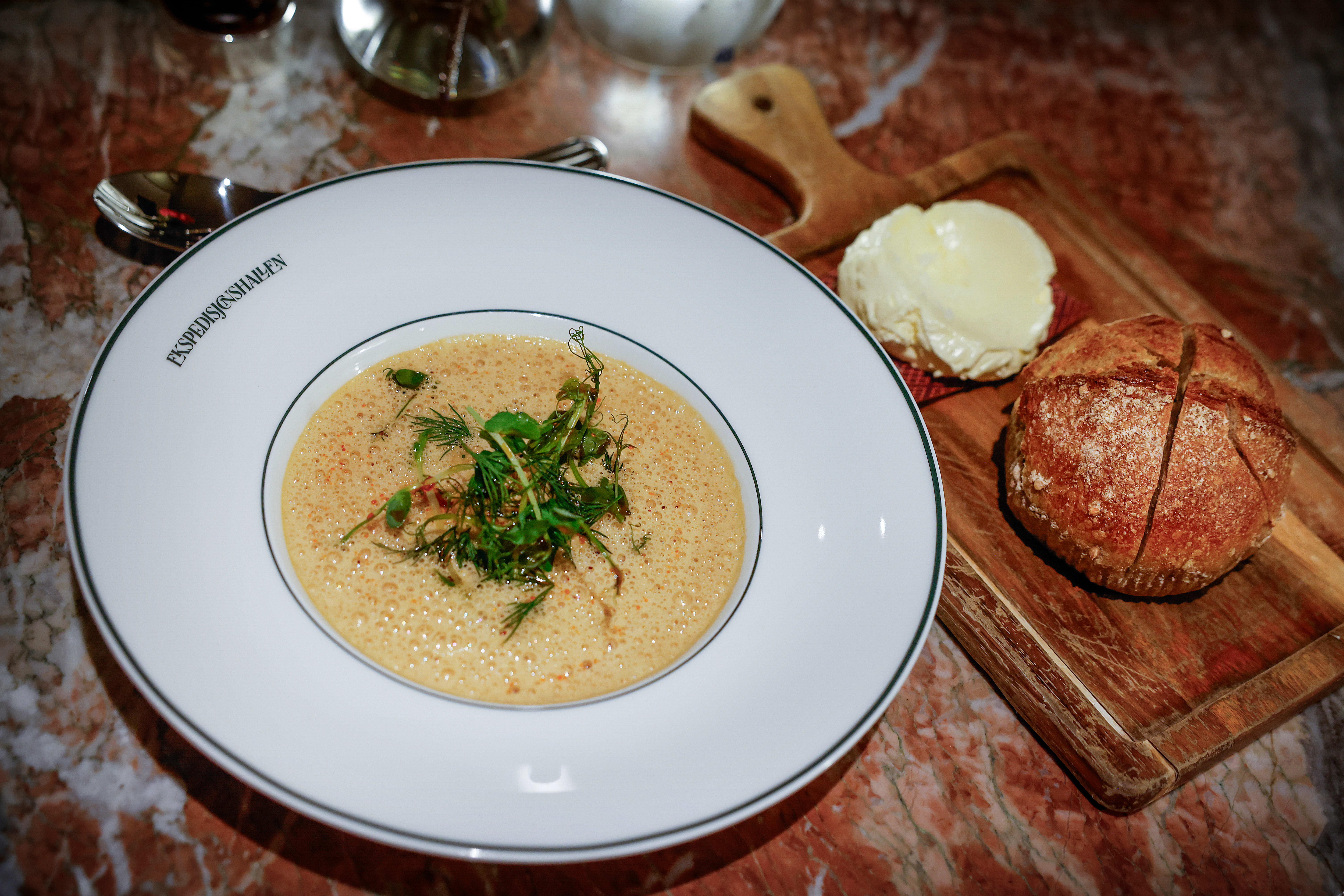 God, kremete skalldyrbisque med krabbe. 