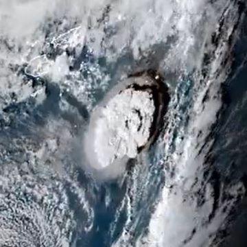 Tsunami etter voldsomt vulkanutbrudd – eksplosjonen ble fanget av satelittkamera