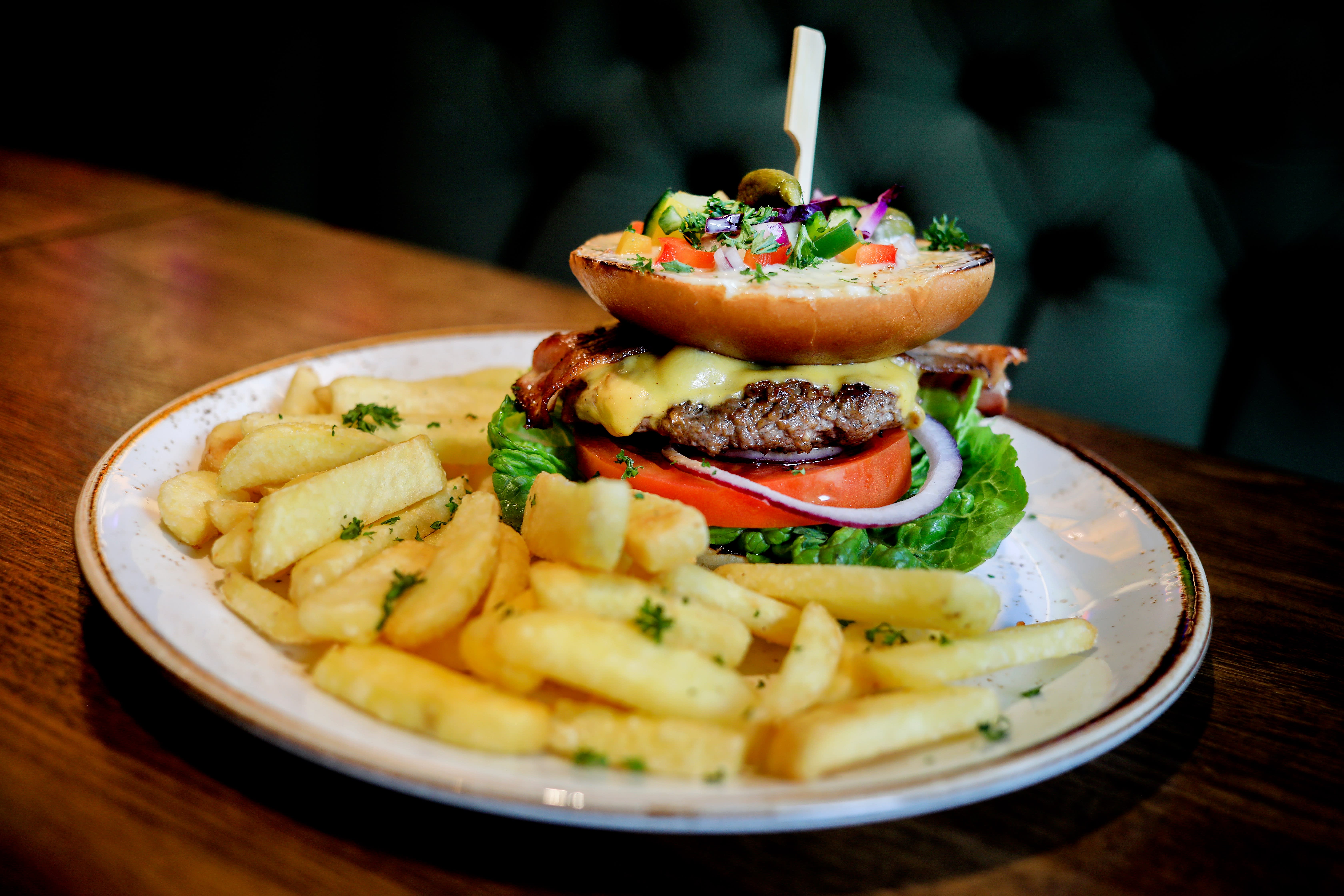 Mye fries og bra burger til 189 kroner. 