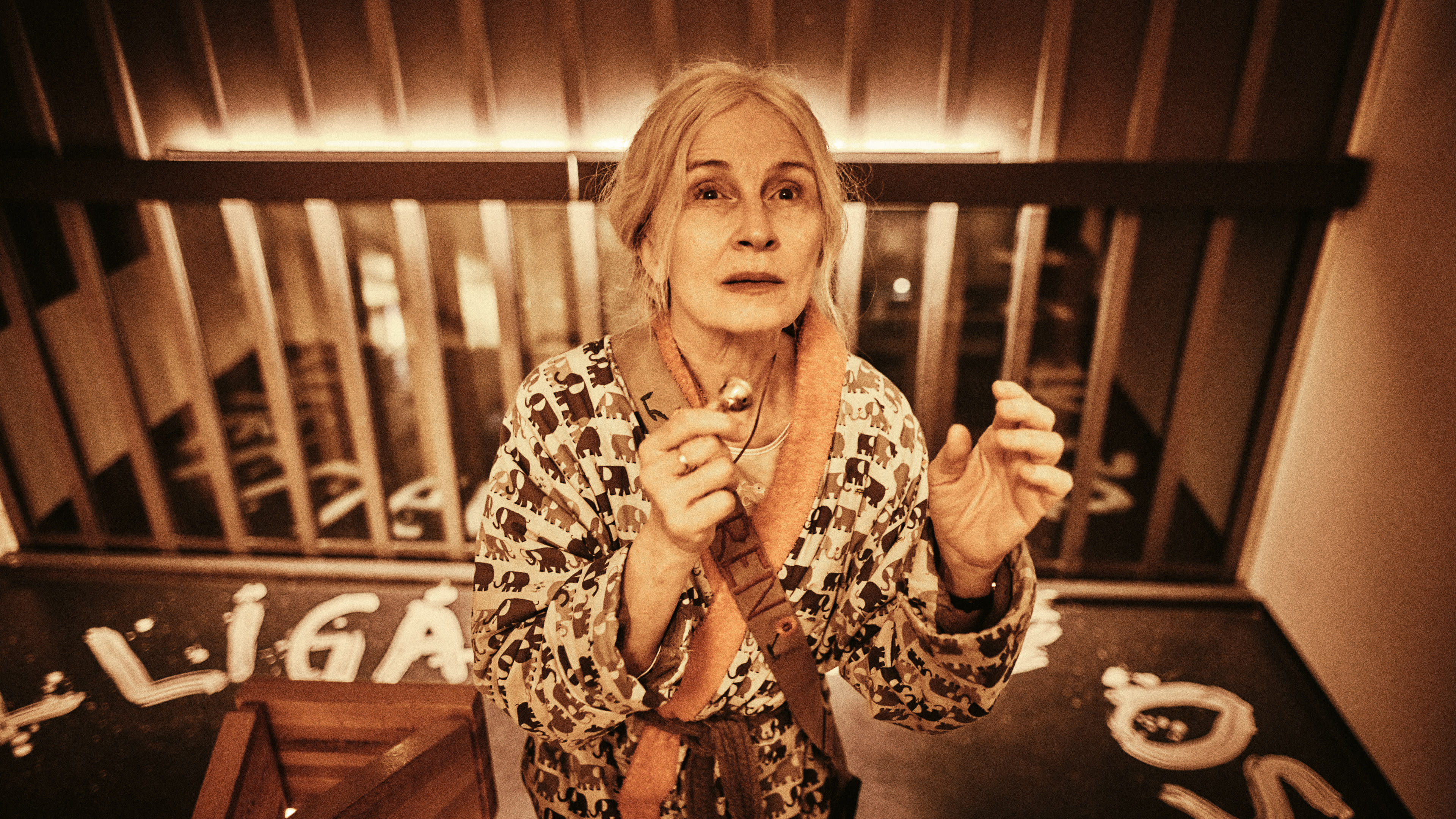 Akkurat som fru Drusse sørger Karen (Bodil Jørgensen) for å bli innlagt på nevrokirurgisk avdeling på Rikshospitalet.