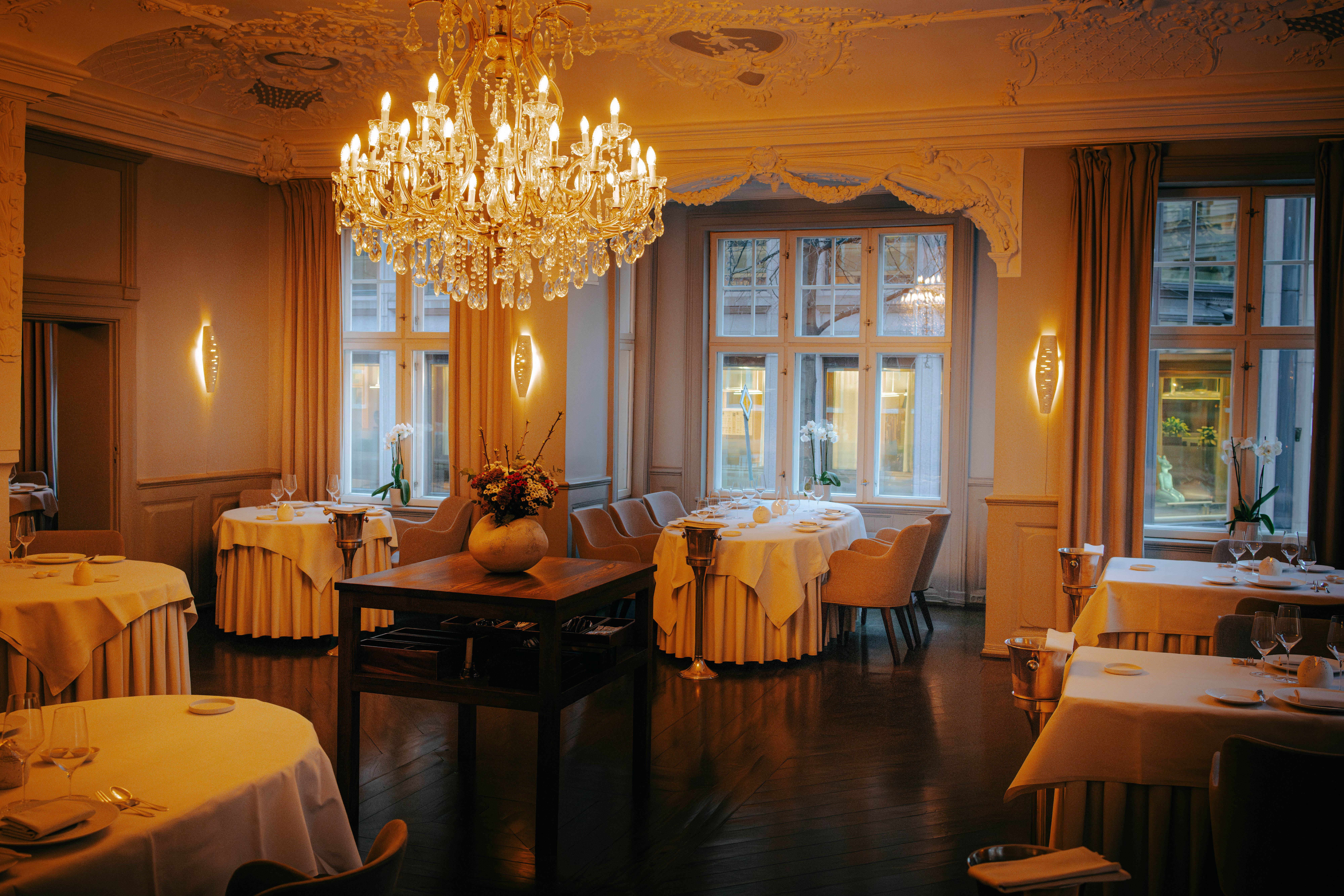 Her er det god plass mellom de dukkledde bordene.