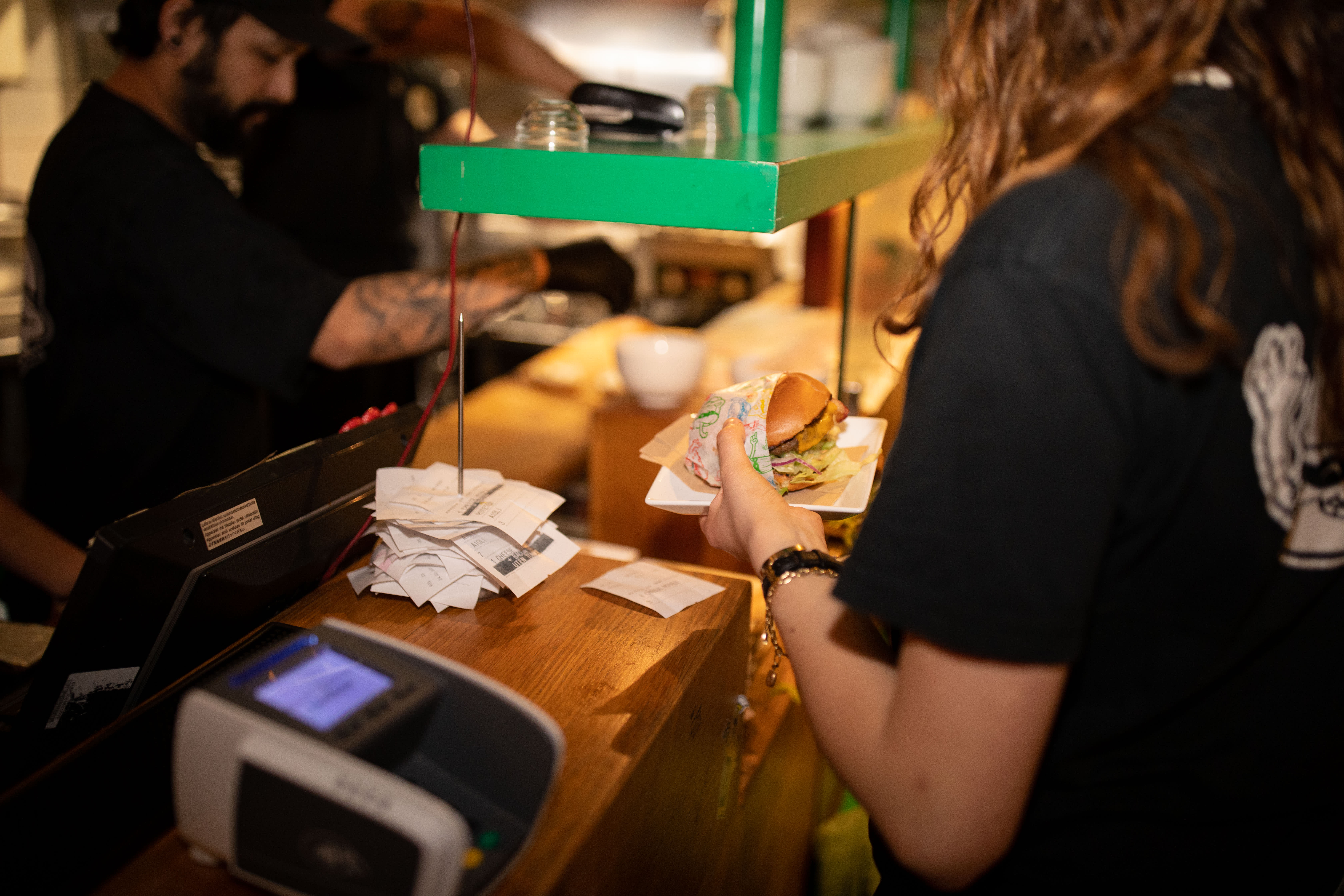 Kundene bestiller i kassen og får maten så snart den er klar. 