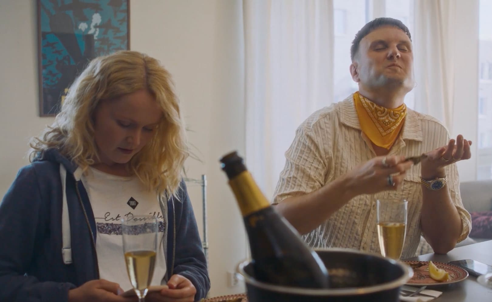 I andre episode av TV 2-serien «Evig singel» har Stian (Kevin Vågenes) kjøpt inn østers til en hel vennegjeng. Bare venninnen Tara dukker opp. 