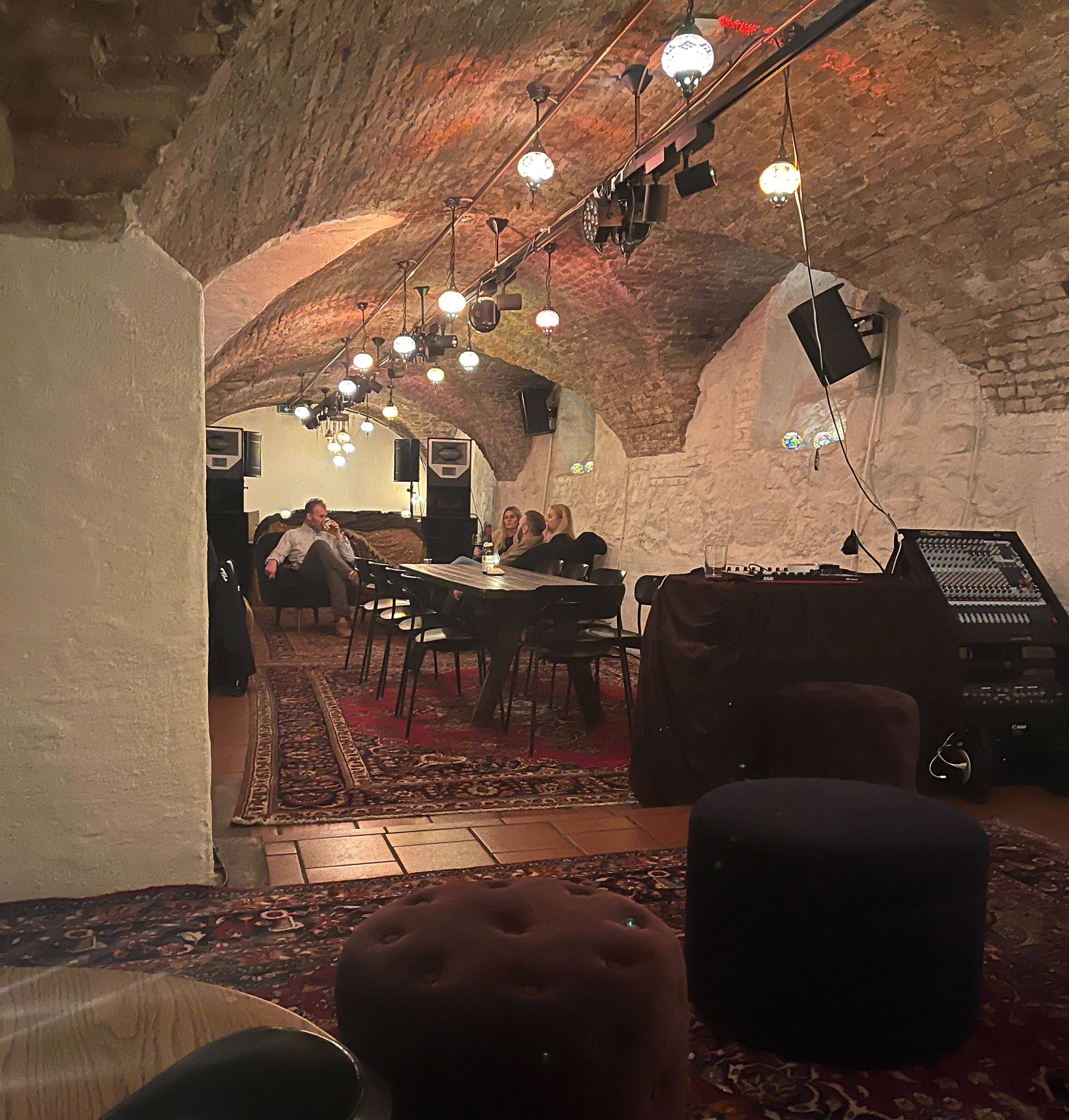 Einbar er både romantisk og uformell. 