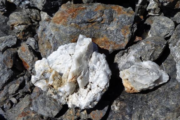   Visste du at du kan få helt vanlig stein til å gløde?  