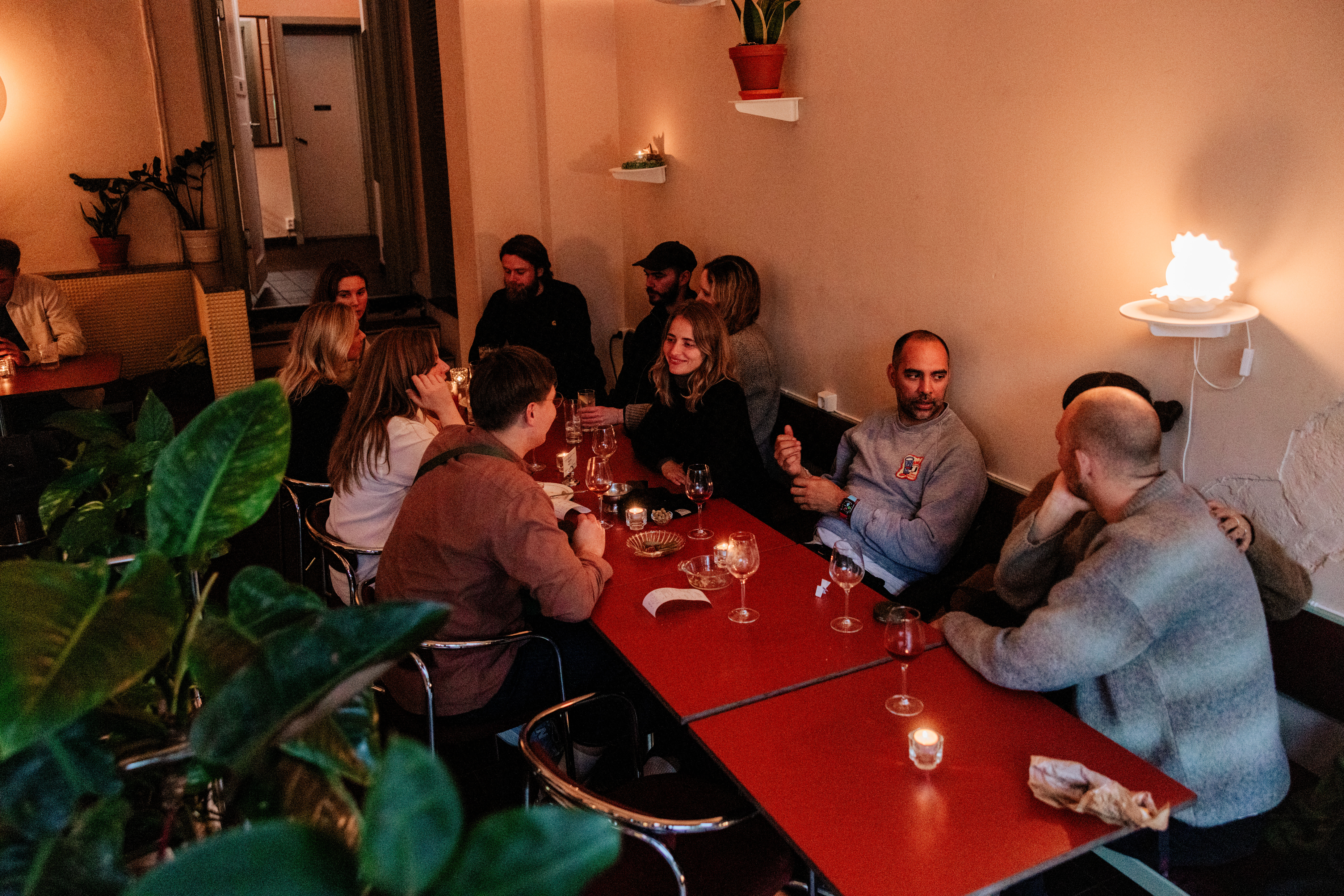 Gapet har langbord og flere små bord rundt i lokalet. 