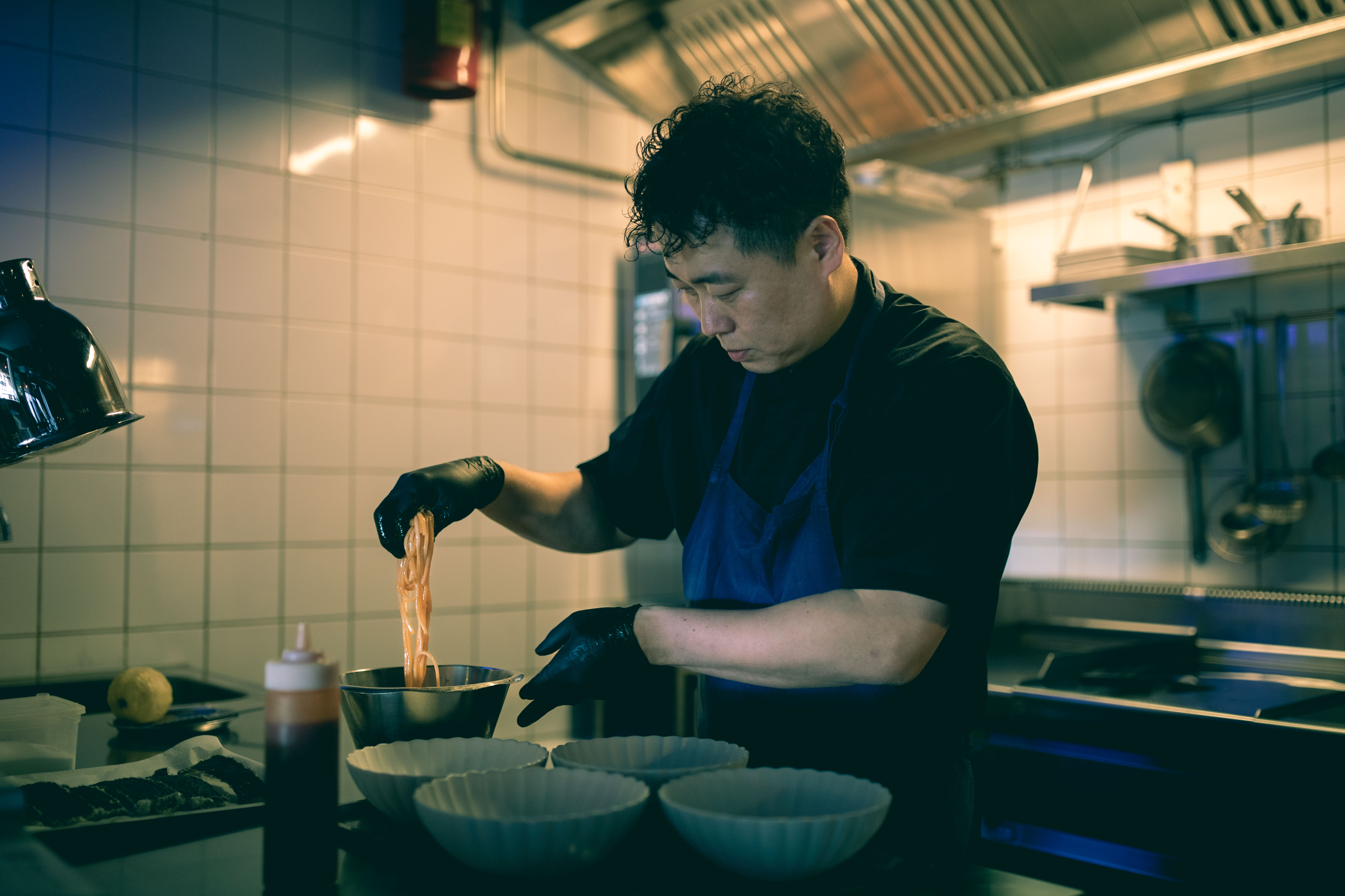 Kokkene jobber i åpent landskap. 