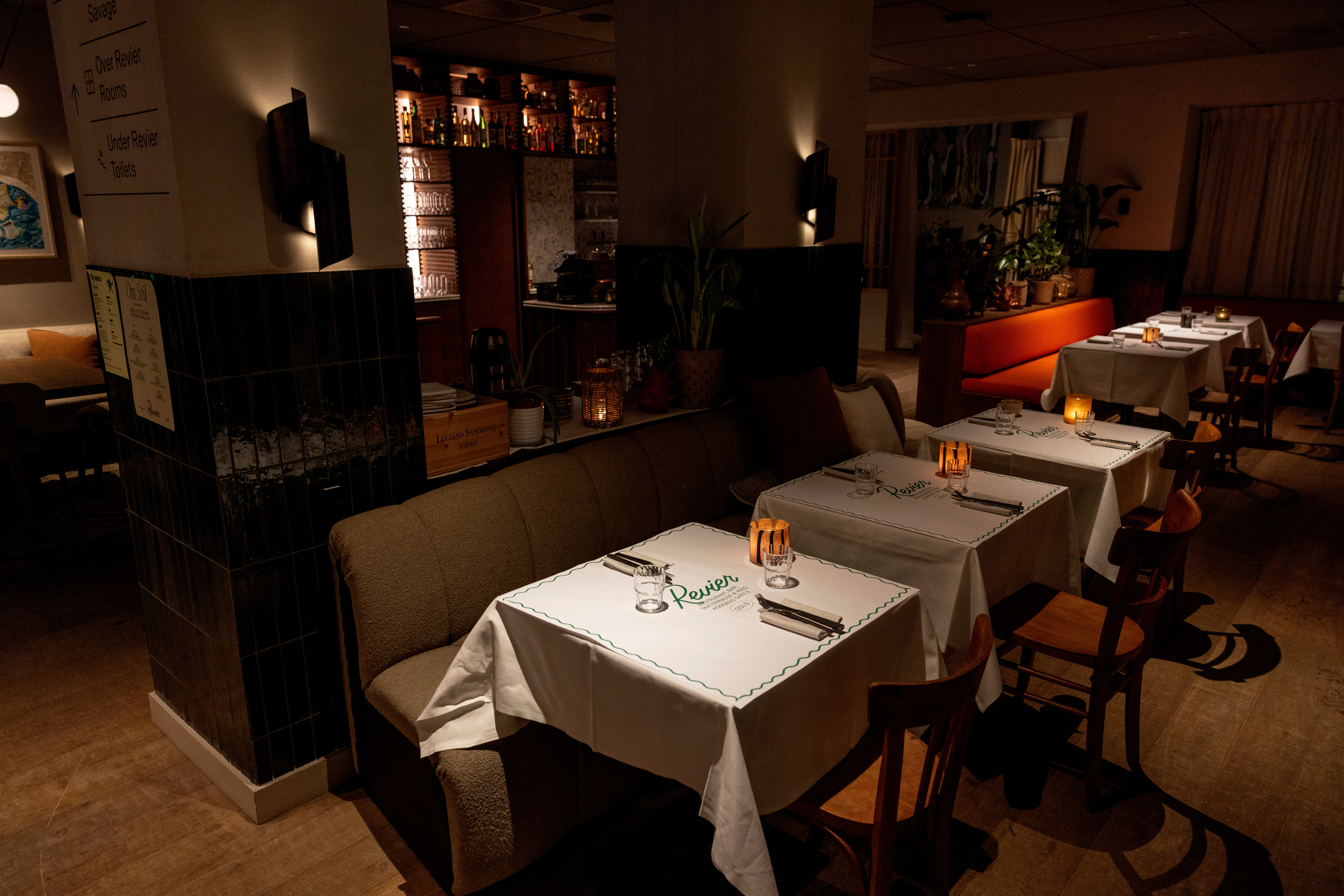 Bistroen er i inngangen til hotellet Revier.