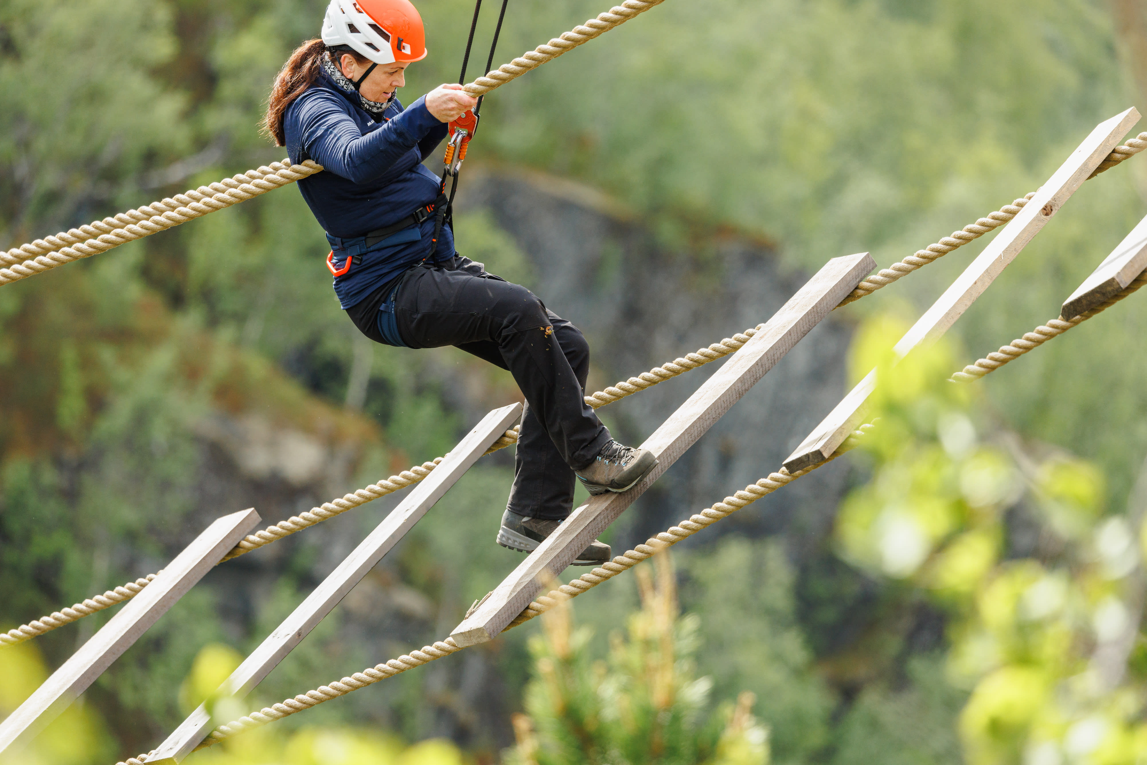 Skuespiller Hilde Lyrån (61)  gir alt for å komme over hengebroen. 