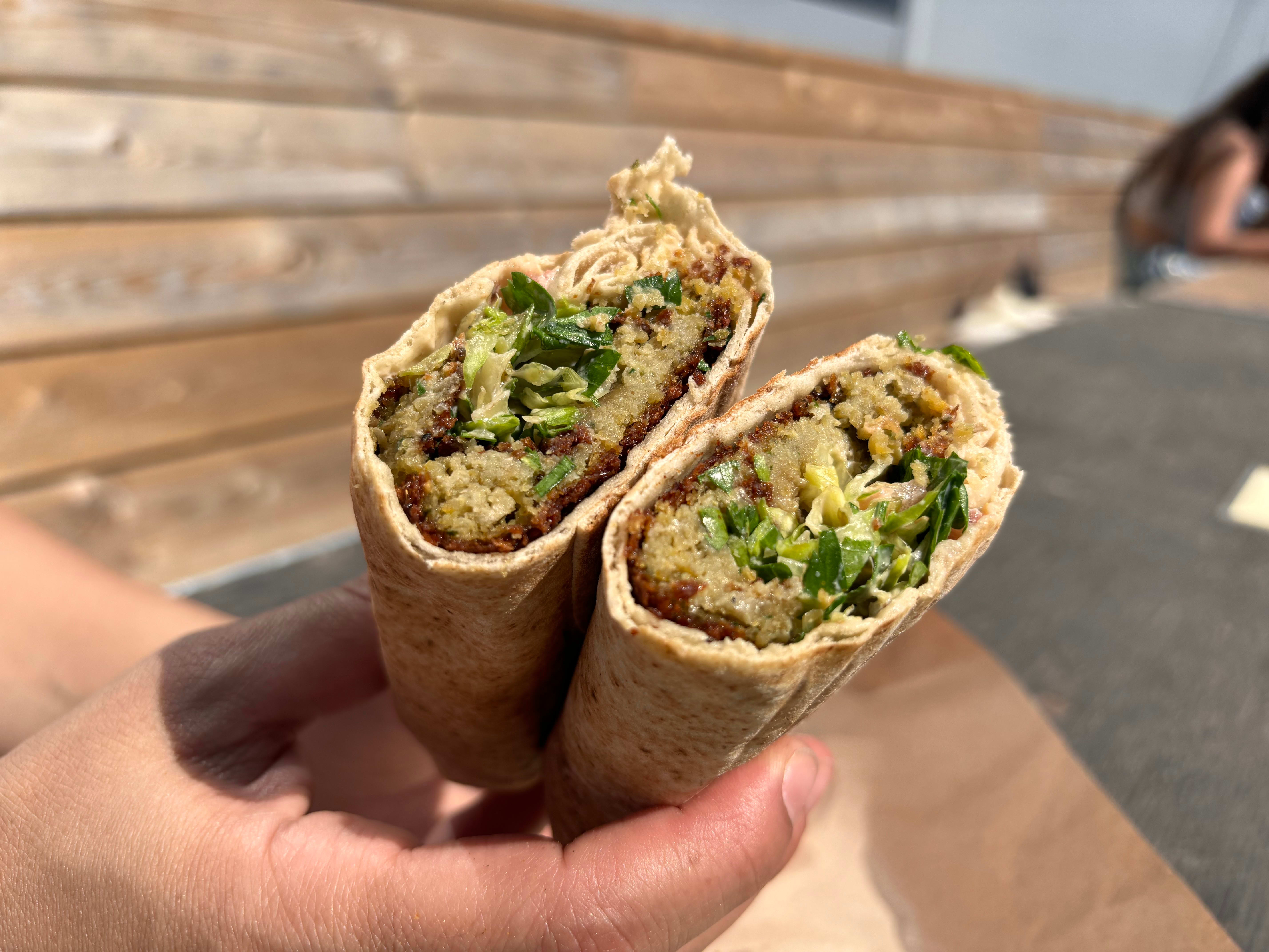 Falafelsandwich er smakfull og enkel å spise. 