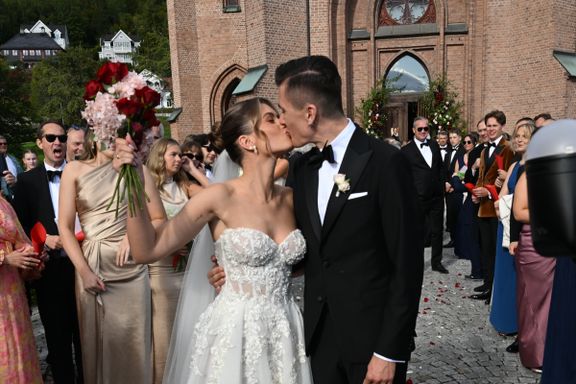 Full jubel på kirketrappen: Nå er Jakob Ingebrigtsen og Elisabeth Asserson gift