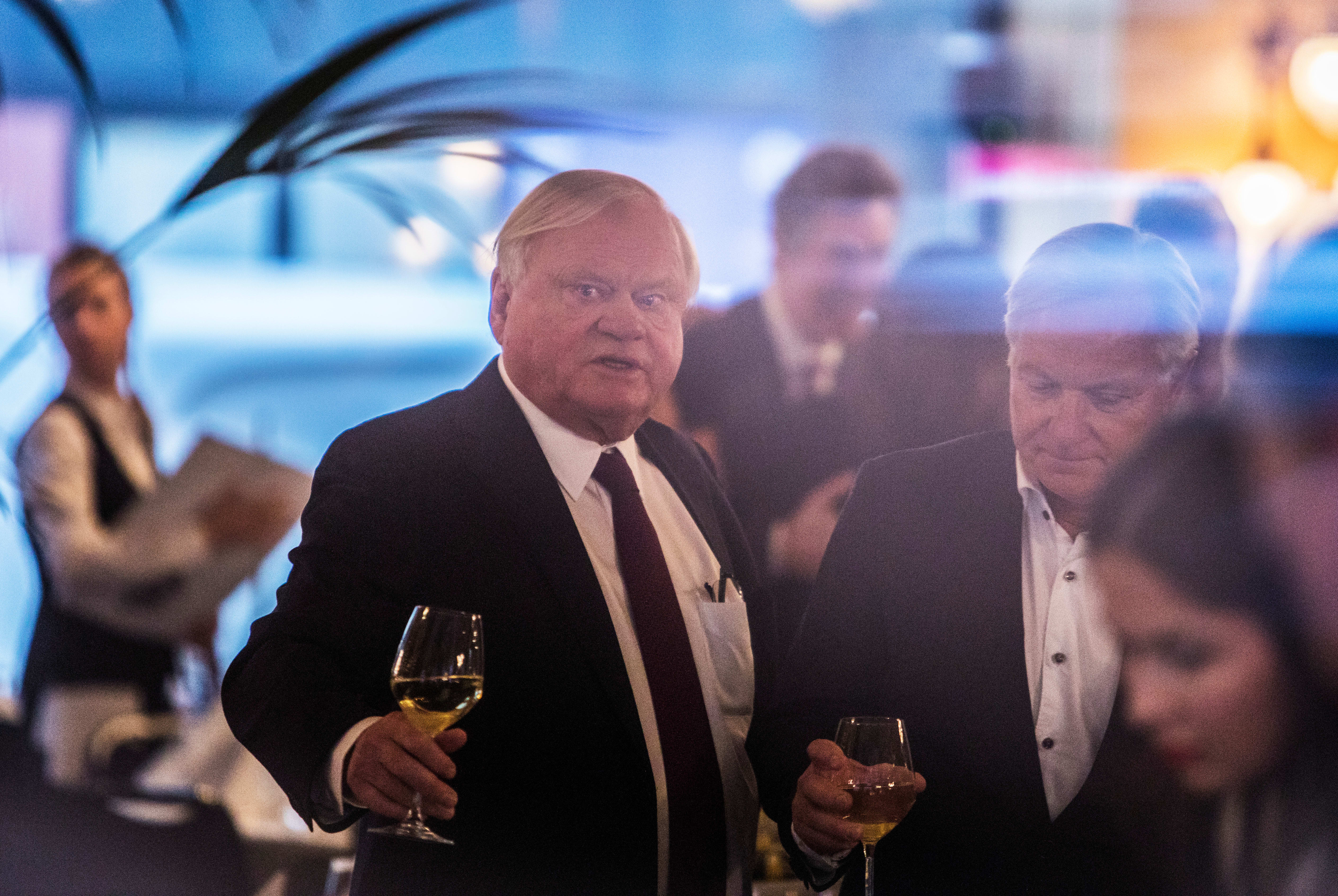 John Fredriksens årlige julelunsj er helt sikkert innbringende for Theatercaféen. Men når jeg spør eieren om hvem som er målgruppen i dag, svarer hun på e-post: «En god blanding av gjester, og det er ekstra hyggelig at også nye generasjoner synes historien vår er spennende».