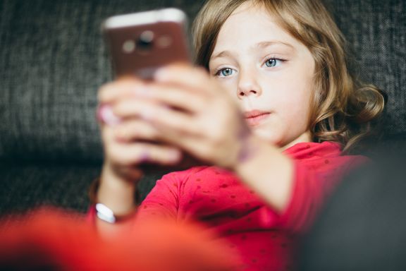 Får barnet ditt mobiltelefon i julegave? Dette bør du tenke på.