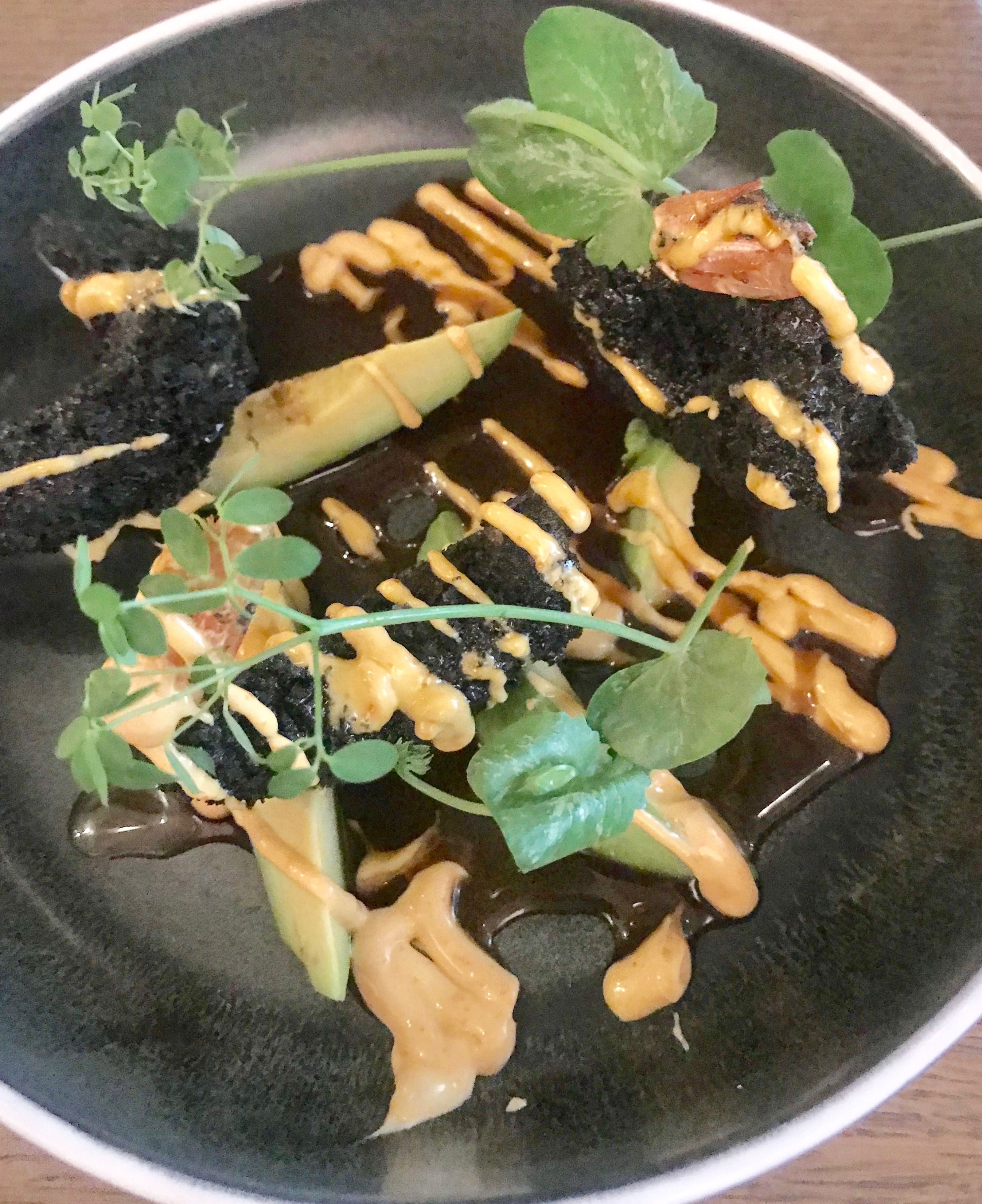 Reker panert i kull og bambus. 