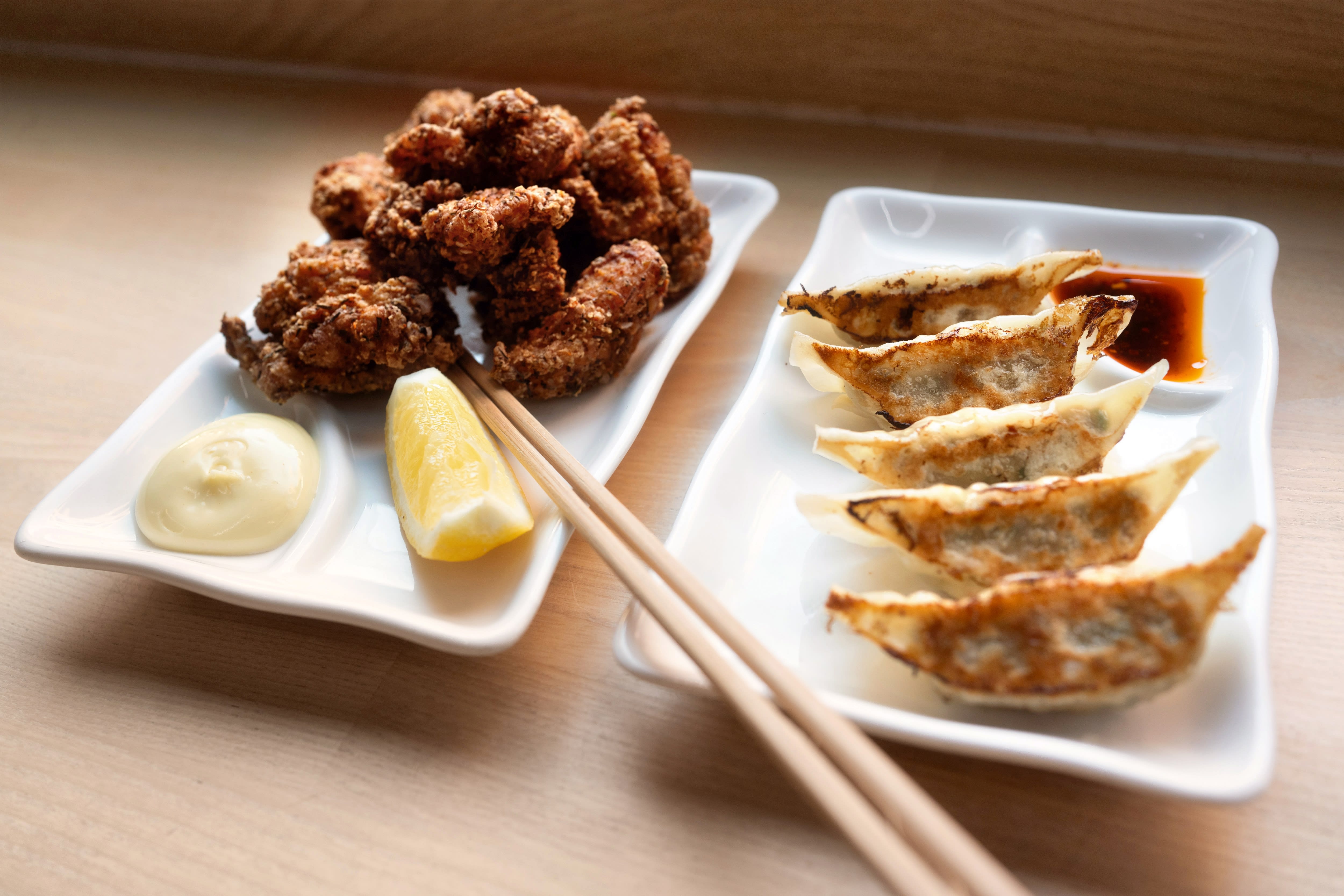 Fast tilbehør til ramen – fritert kylling med japansk majones og gyoza-dumplings. 