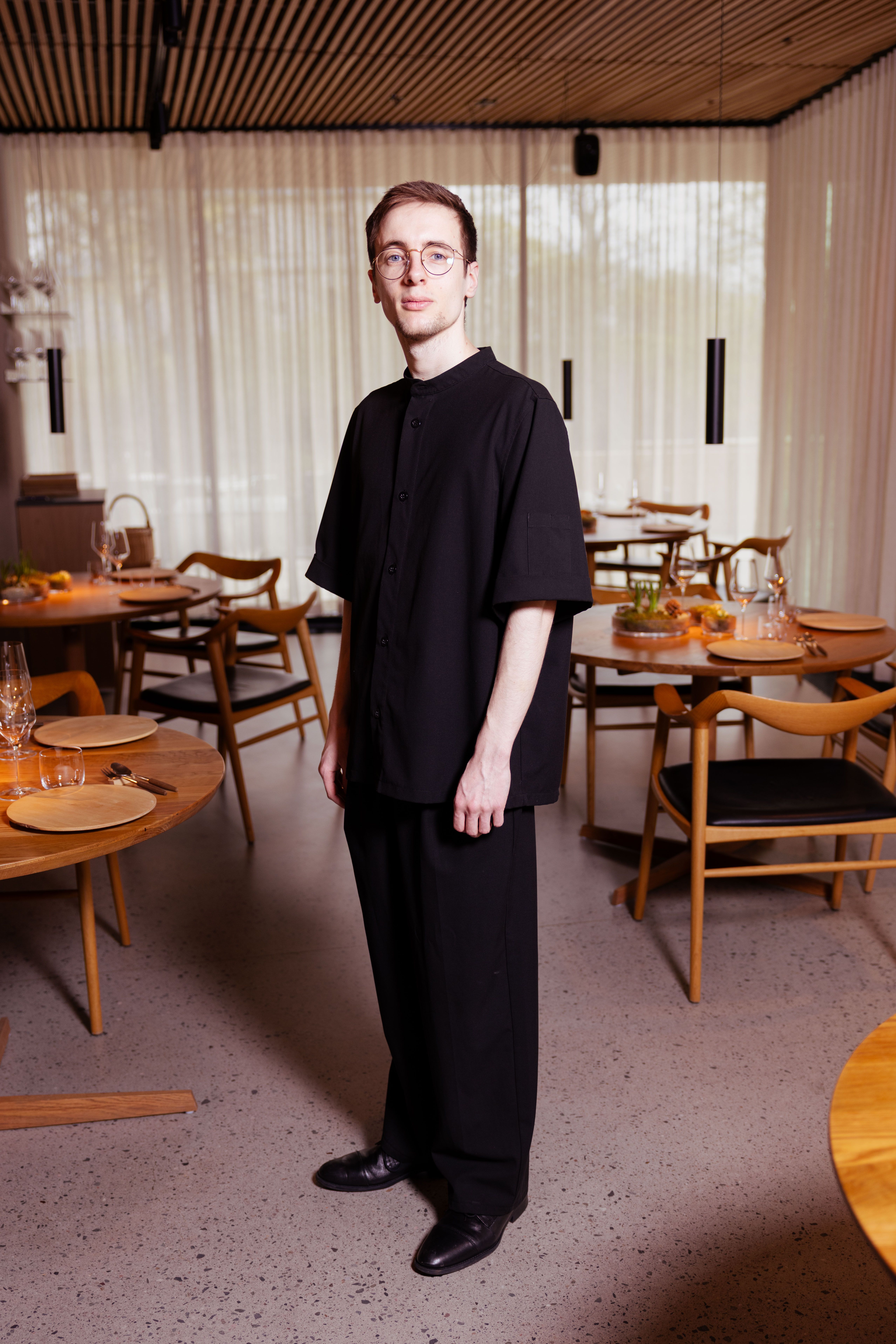 Servitør Matthieu Launay i uniformen: – Fargen svart forsterker det tidløse, sier Ngo.
