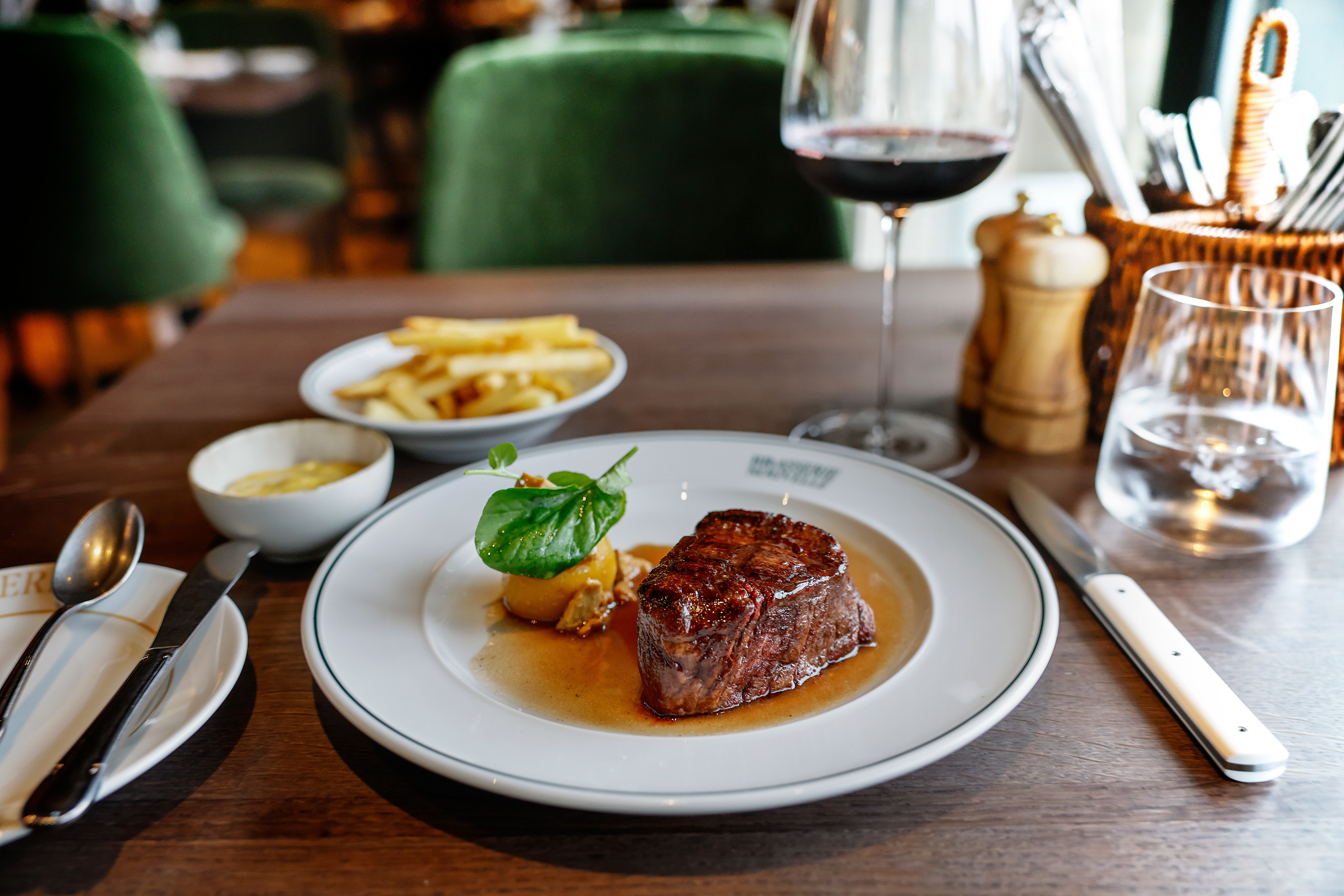 Kjøttet er godt stekt. Vi er ikke blitt spurt om stekegrad, men de går for en standard – medium rare.