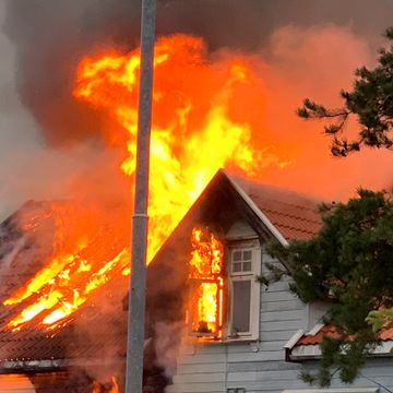 To til sykehus etter kraftig boligbrann i Sandefjord