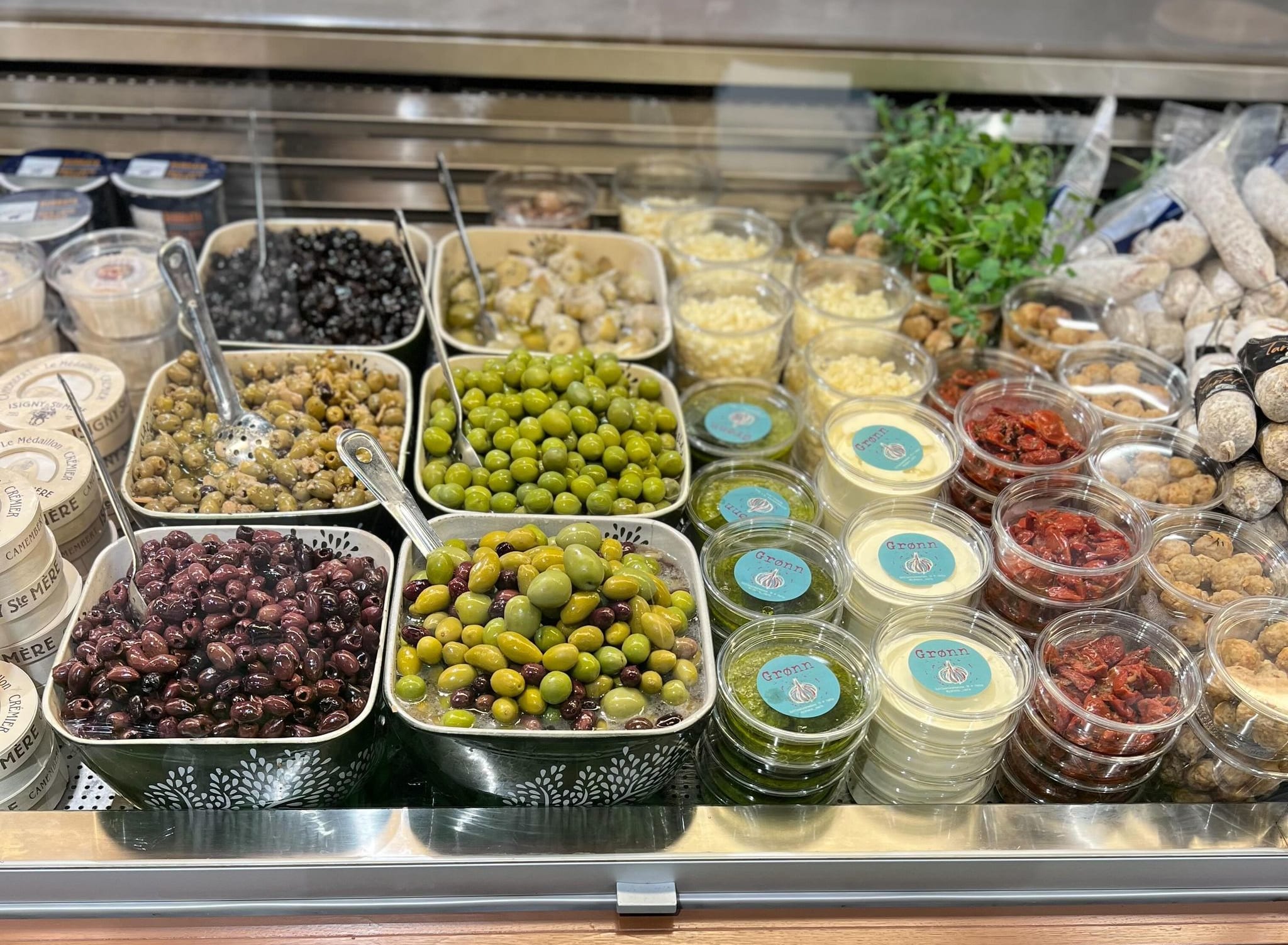 Mange sunne fristelser på Grønn café & deli. 