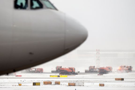 Snøvær skaper kaos i flytrafikken i Europa 