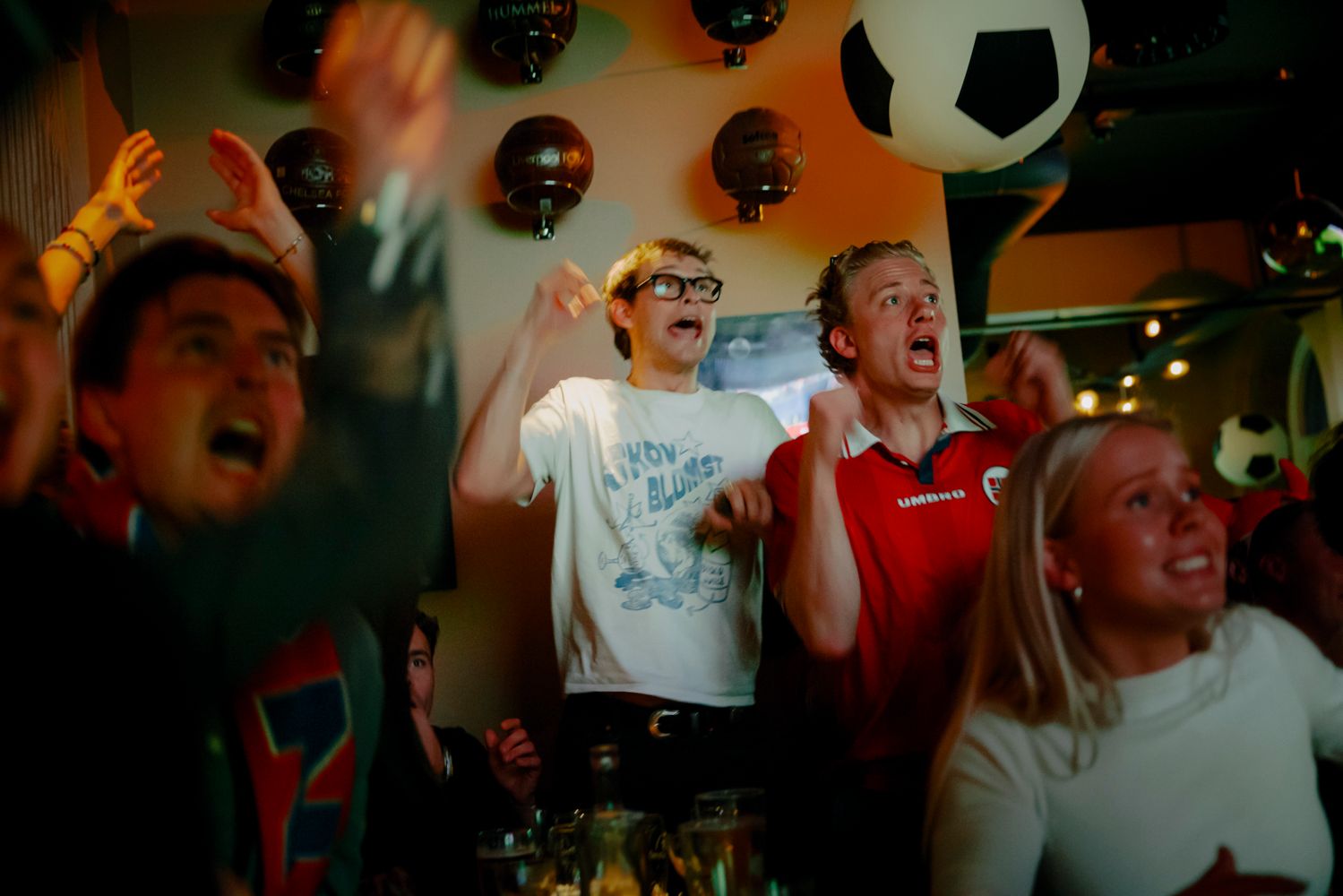 Kornelius Løvdahl (hvit) og Niklas Solli Reiman (rød) ser ballen gå i mål.