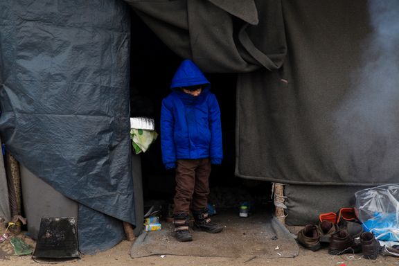 Migranter fanget i isnende kulde ved EUs grense - 20 slipper inn hver dag