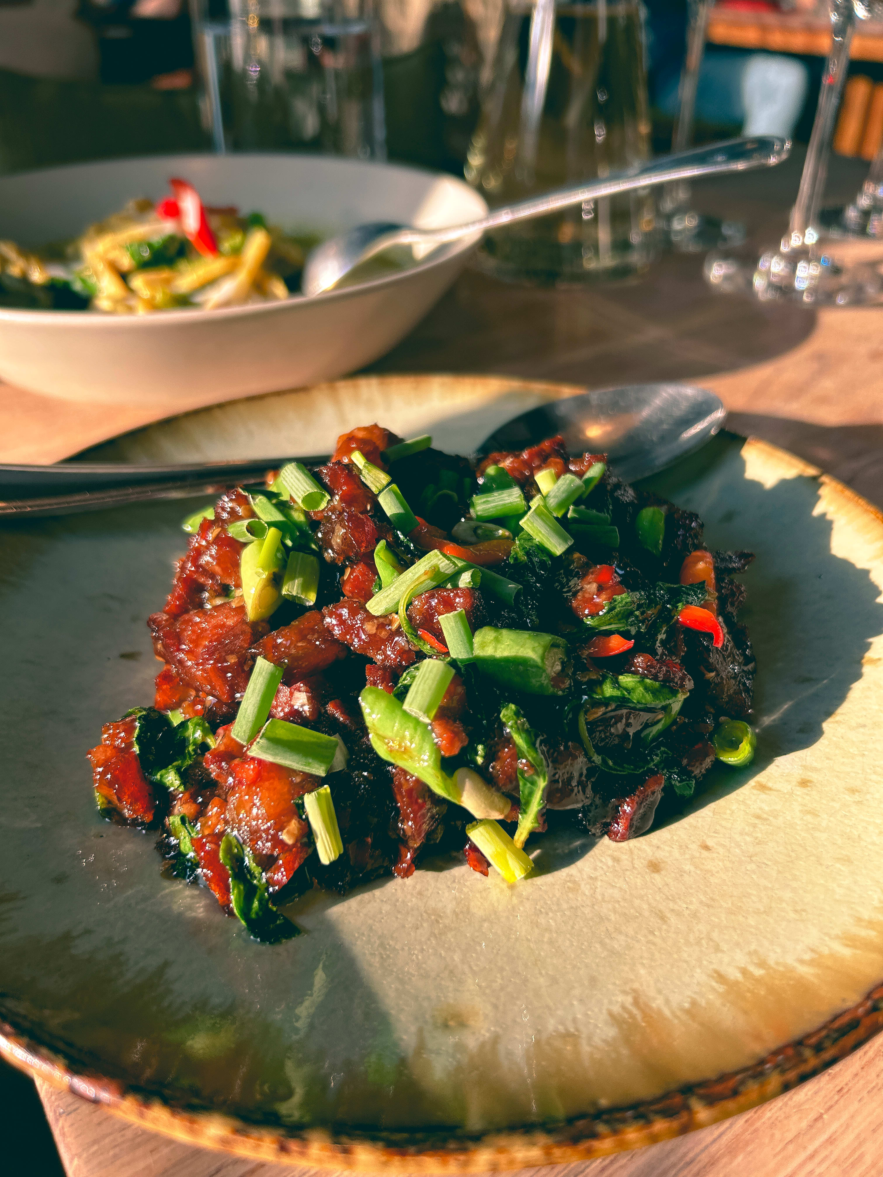 Nummer 7 – den berømte – en woket svineribbe i en søt og sterk saus.