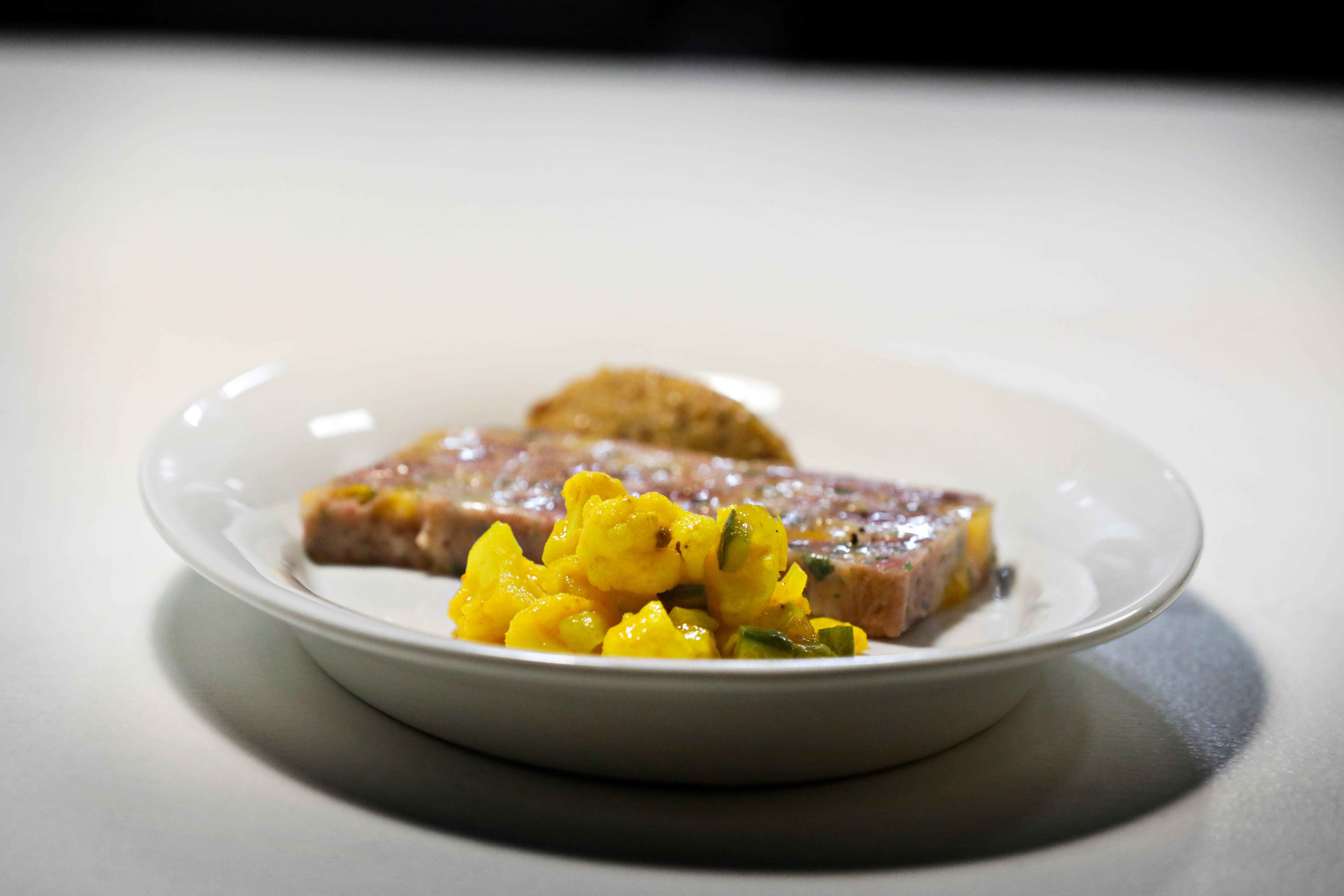 Skinketerrine med piccalilli. 