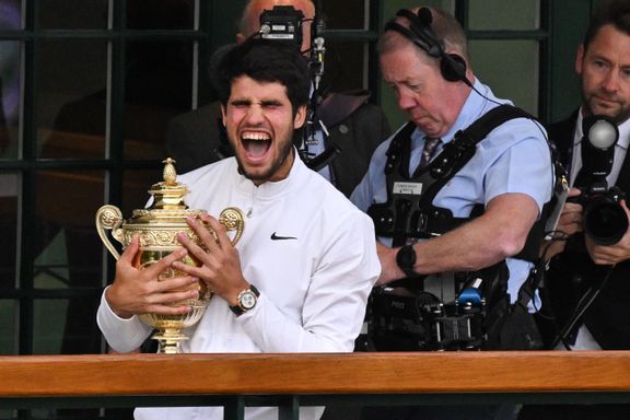 Alcaraz overtok Wimbledon-tronen etter thriller – Djokovic knuste racketen i raseri