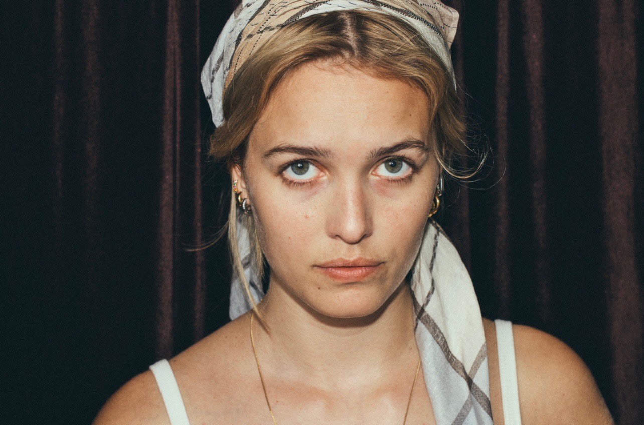 – Knyttet bak ørene representerer plagget en form for selvstendighet, tror Eggesbø.