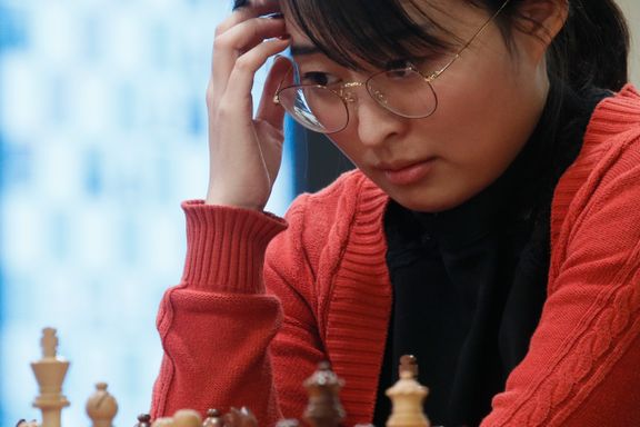 Kvinnelige sjakkspilleres nye sponsor lager silikonbryst: – Betenkelig