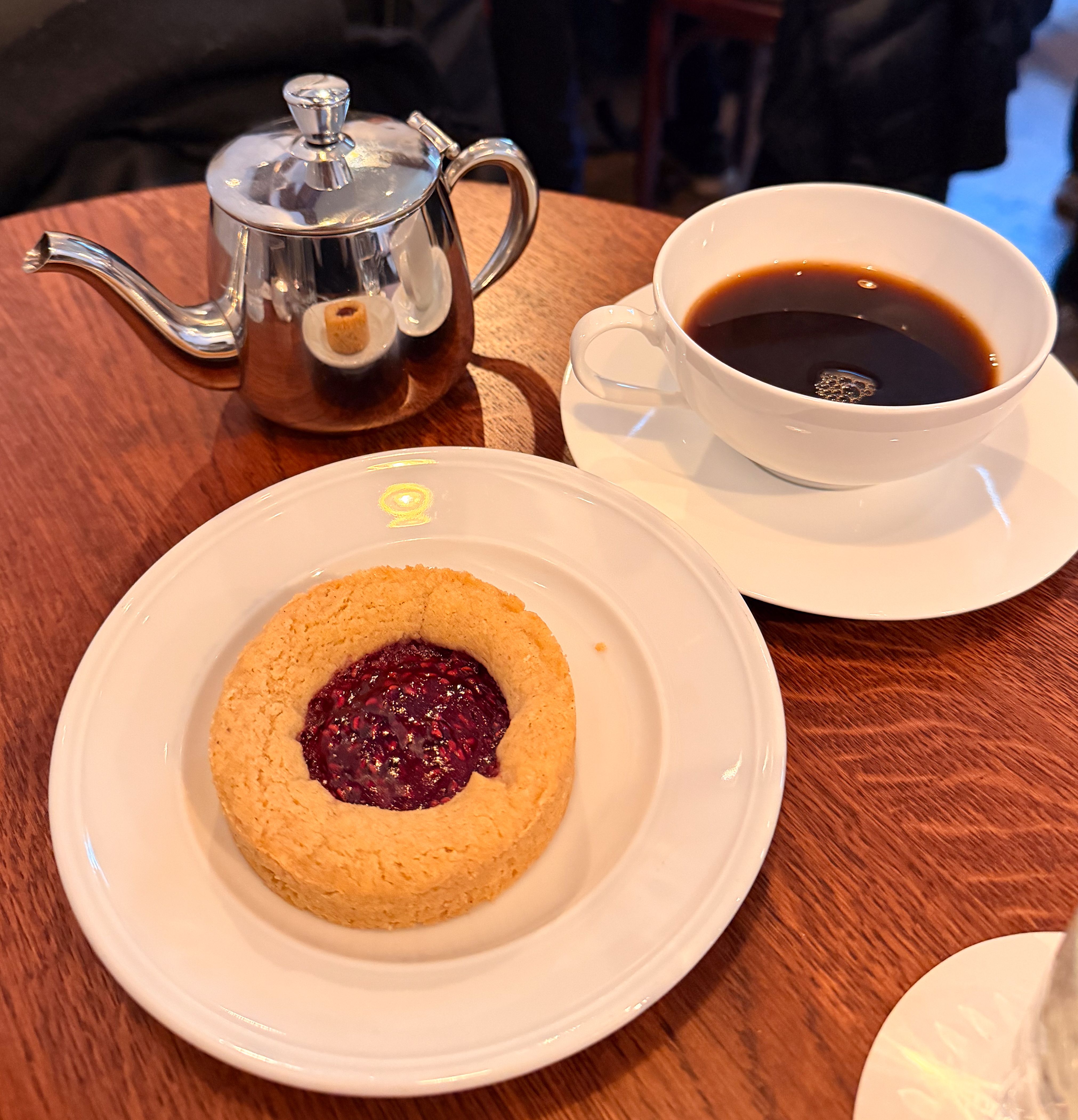 Søt mazarin med syrlig bringebærkompott for 35 svenske kroner og herlig kaffe.