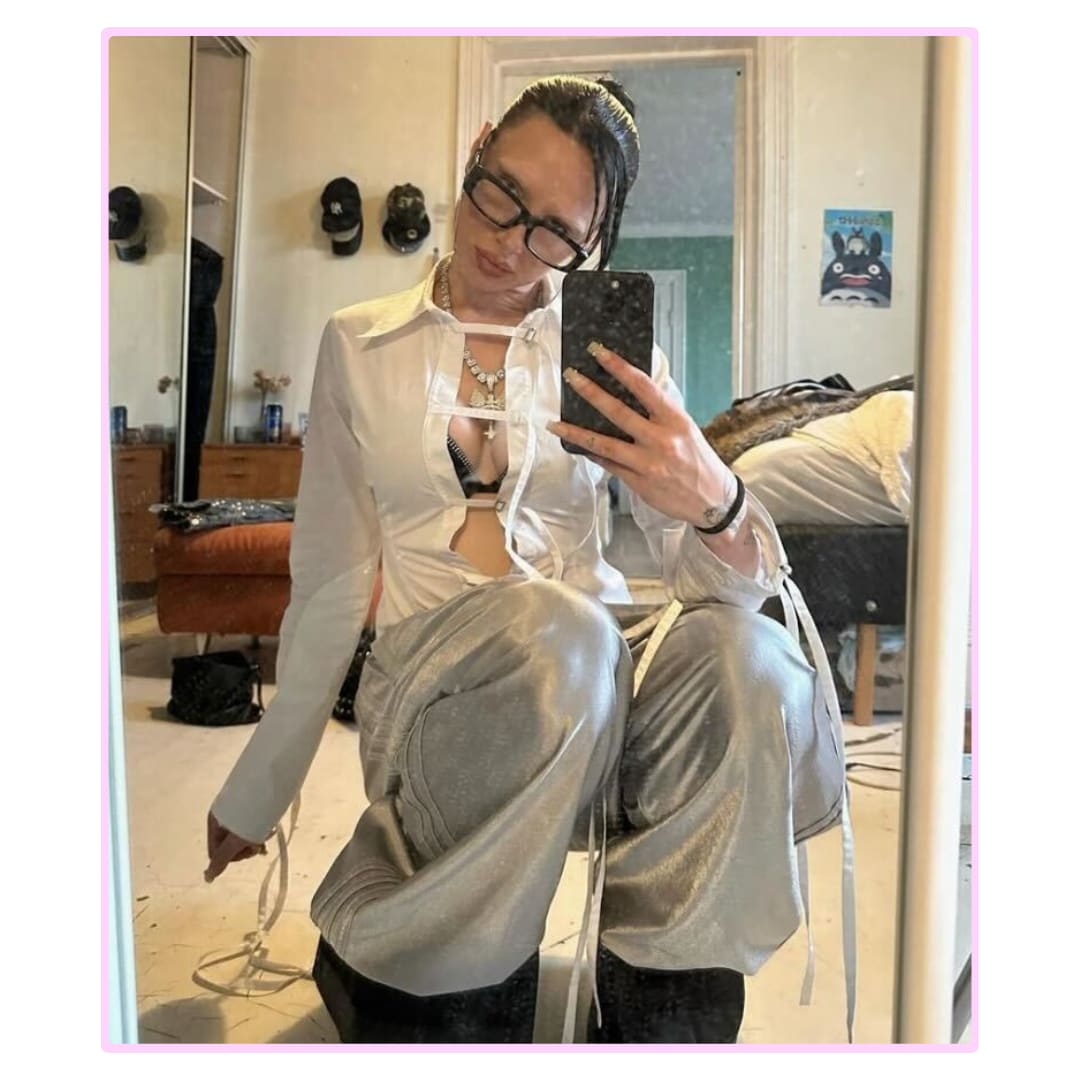 Med underteksten «Ready for work» er SA_g det perfekte eksempelet på en «kontorsirene».