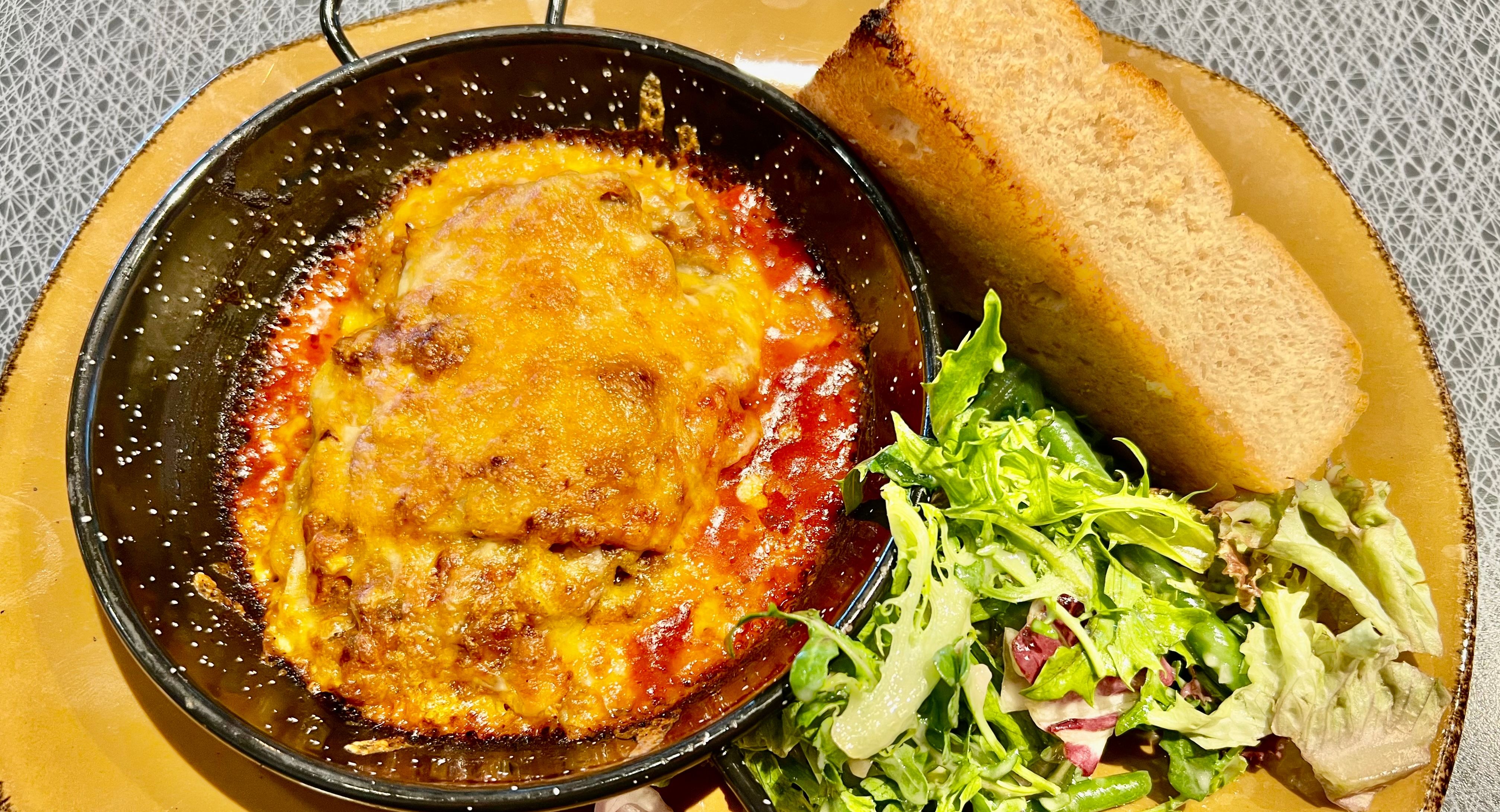 God lasagne med frisk salat og tørt brød. 