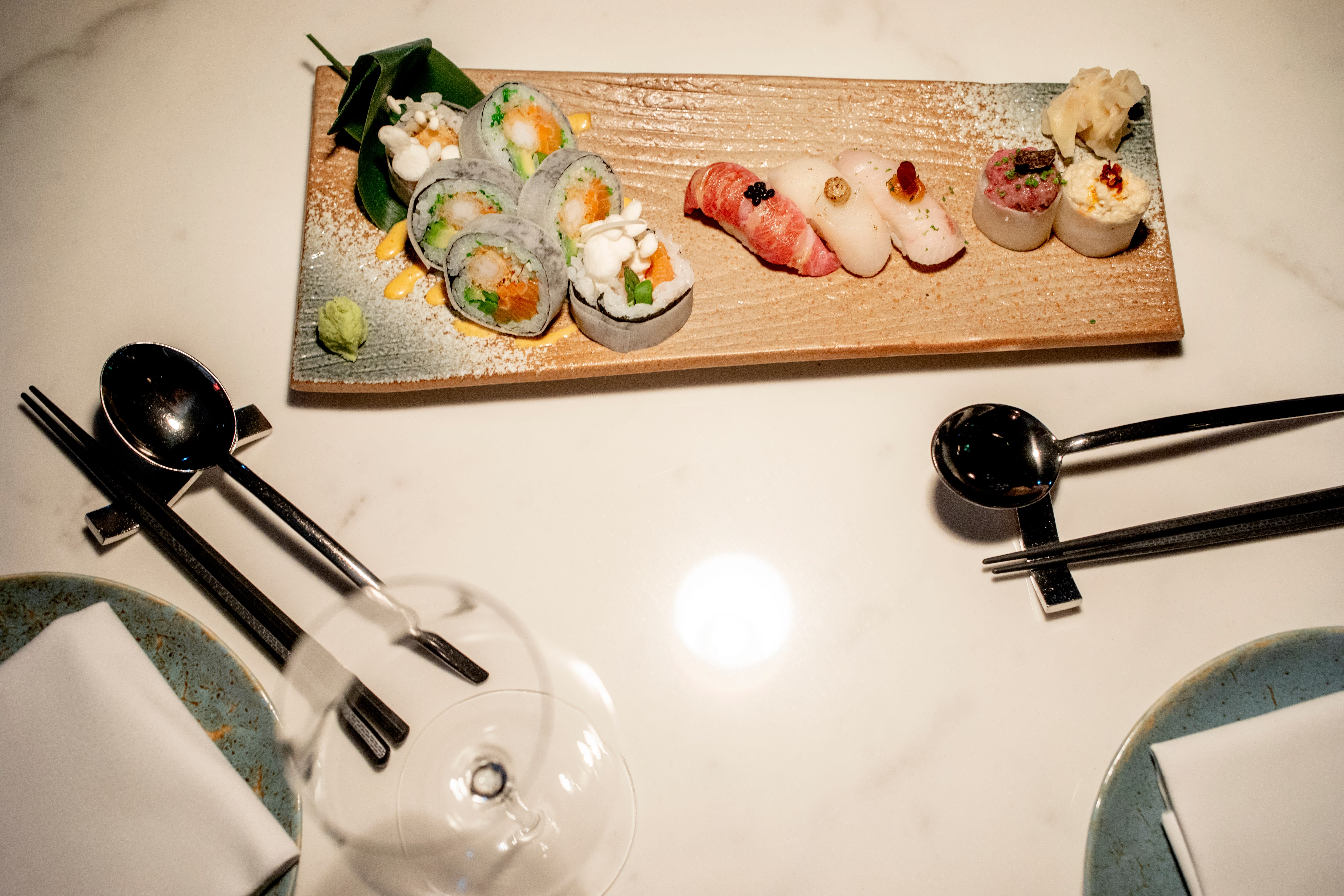 Sushi spesial; nigiri, maki og gunkan. 