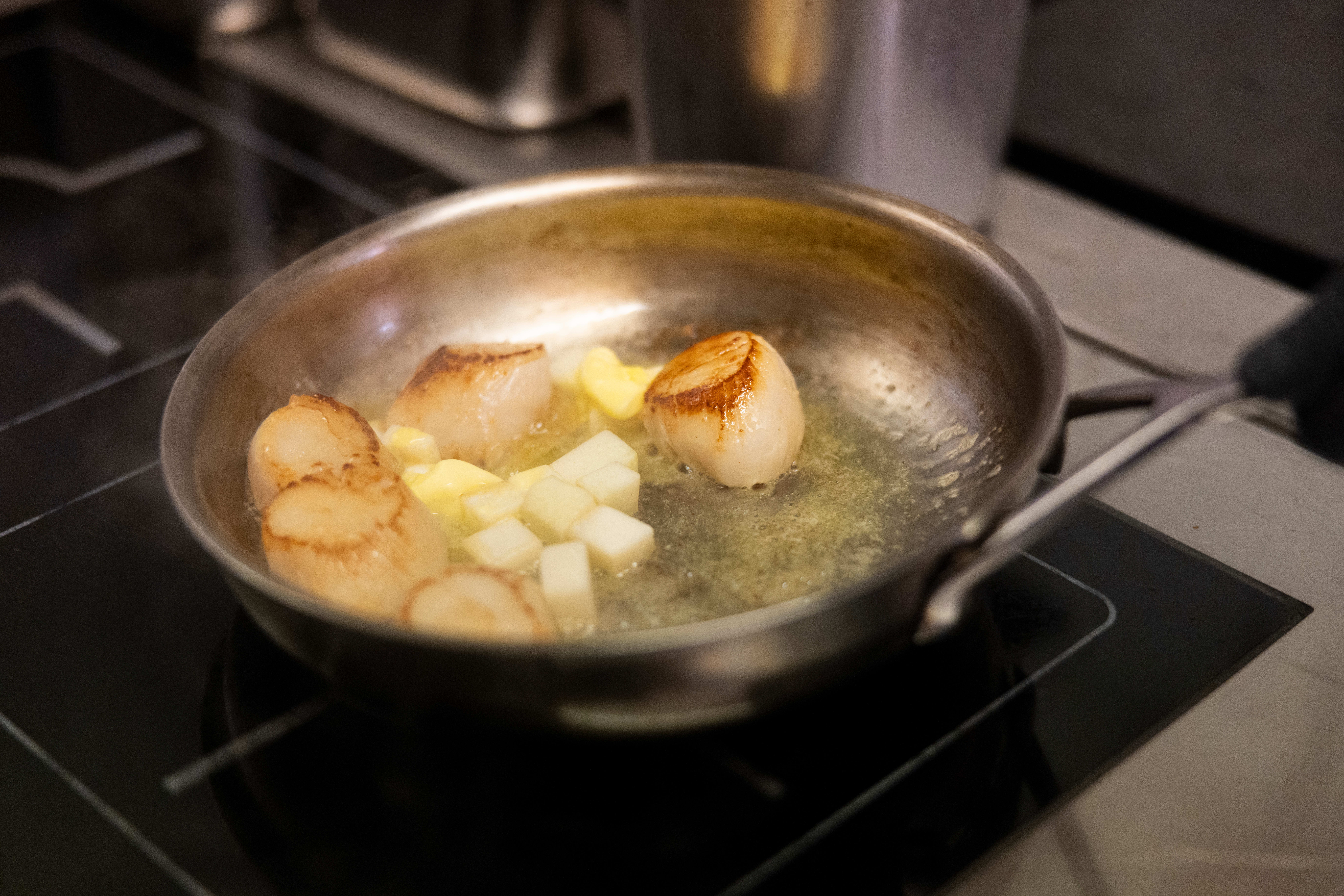 En av kveldens beste retter er med kamskjell. 