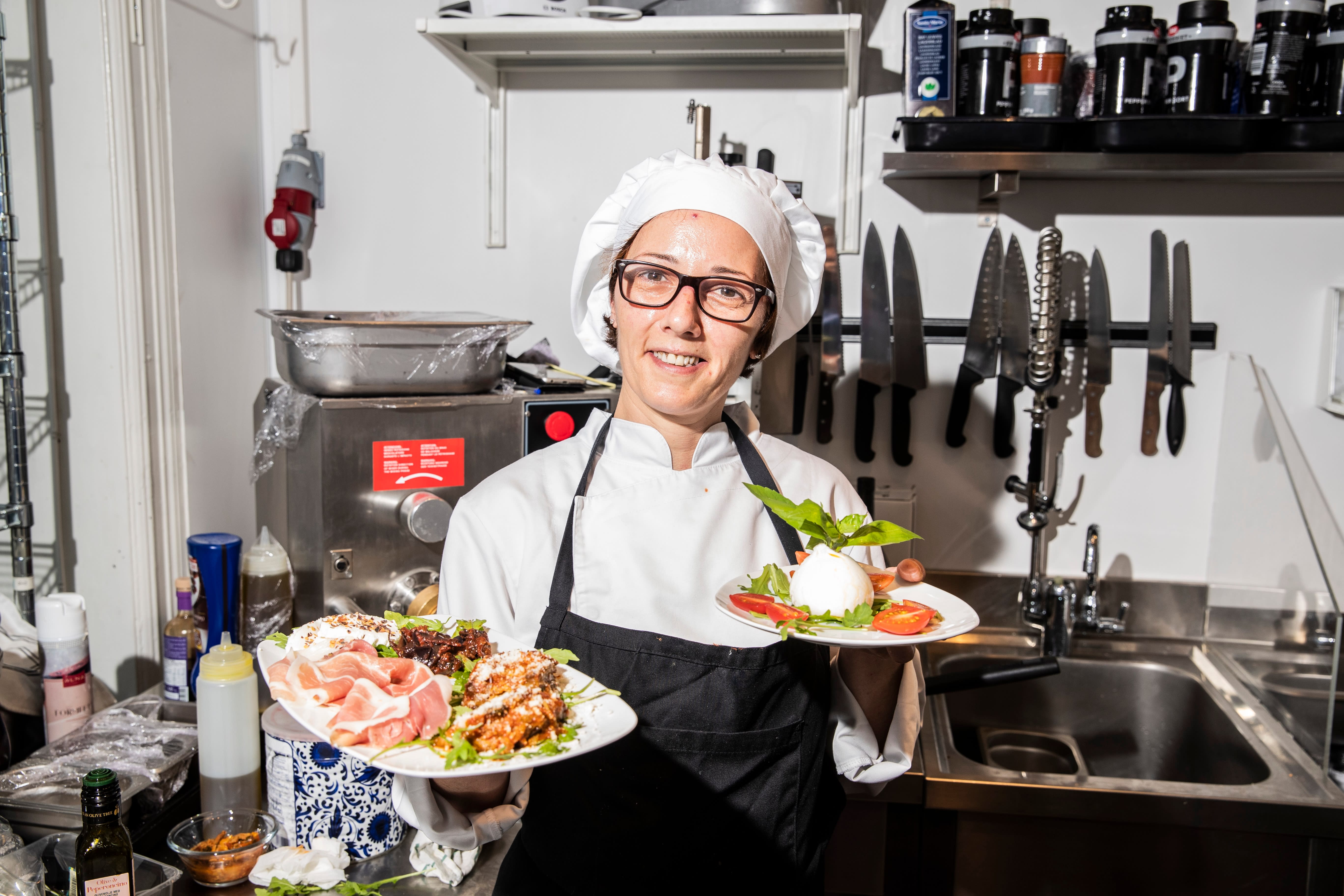 Monica med antipasti misti. 