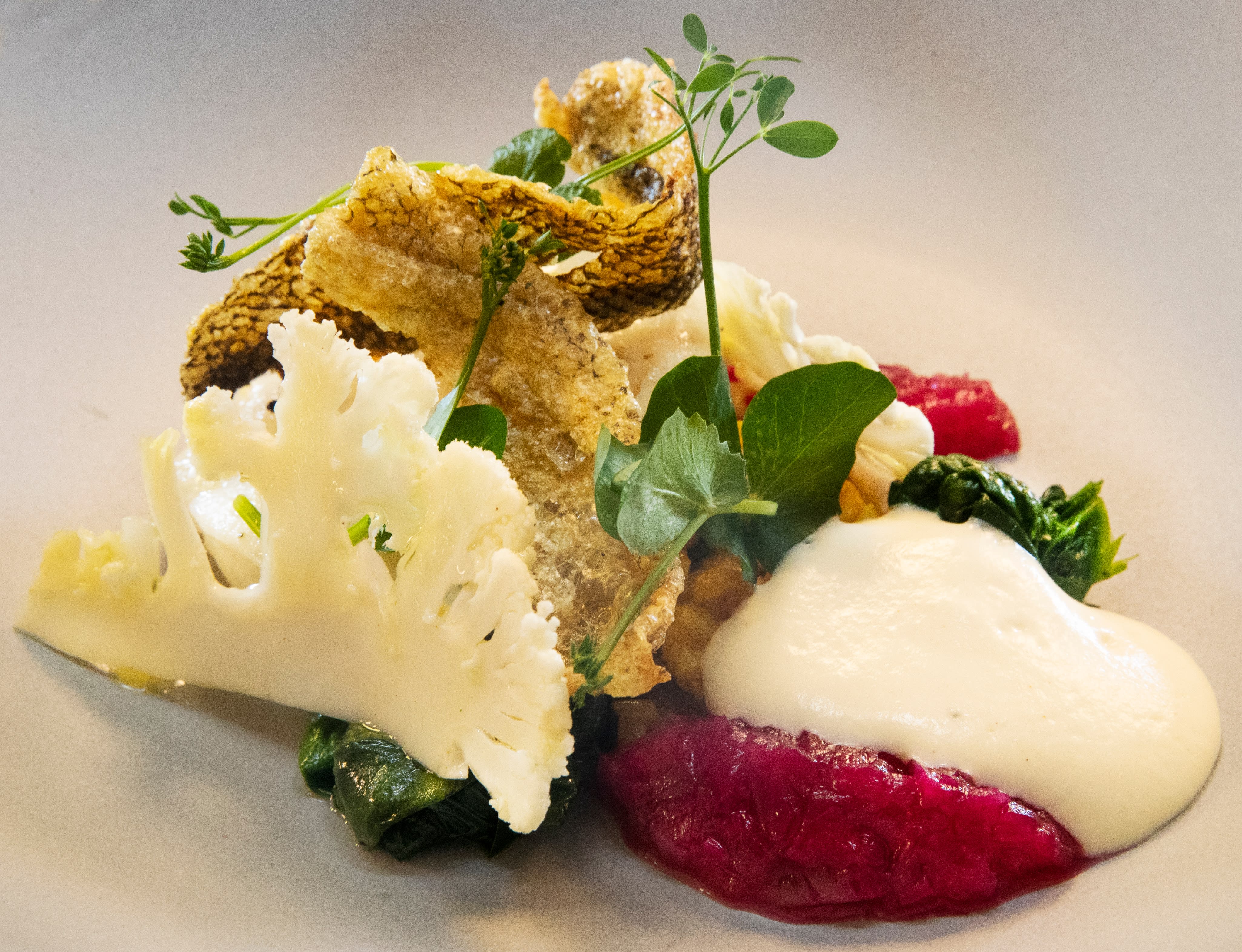 Bakt skrei med en vri: karriblomkål.