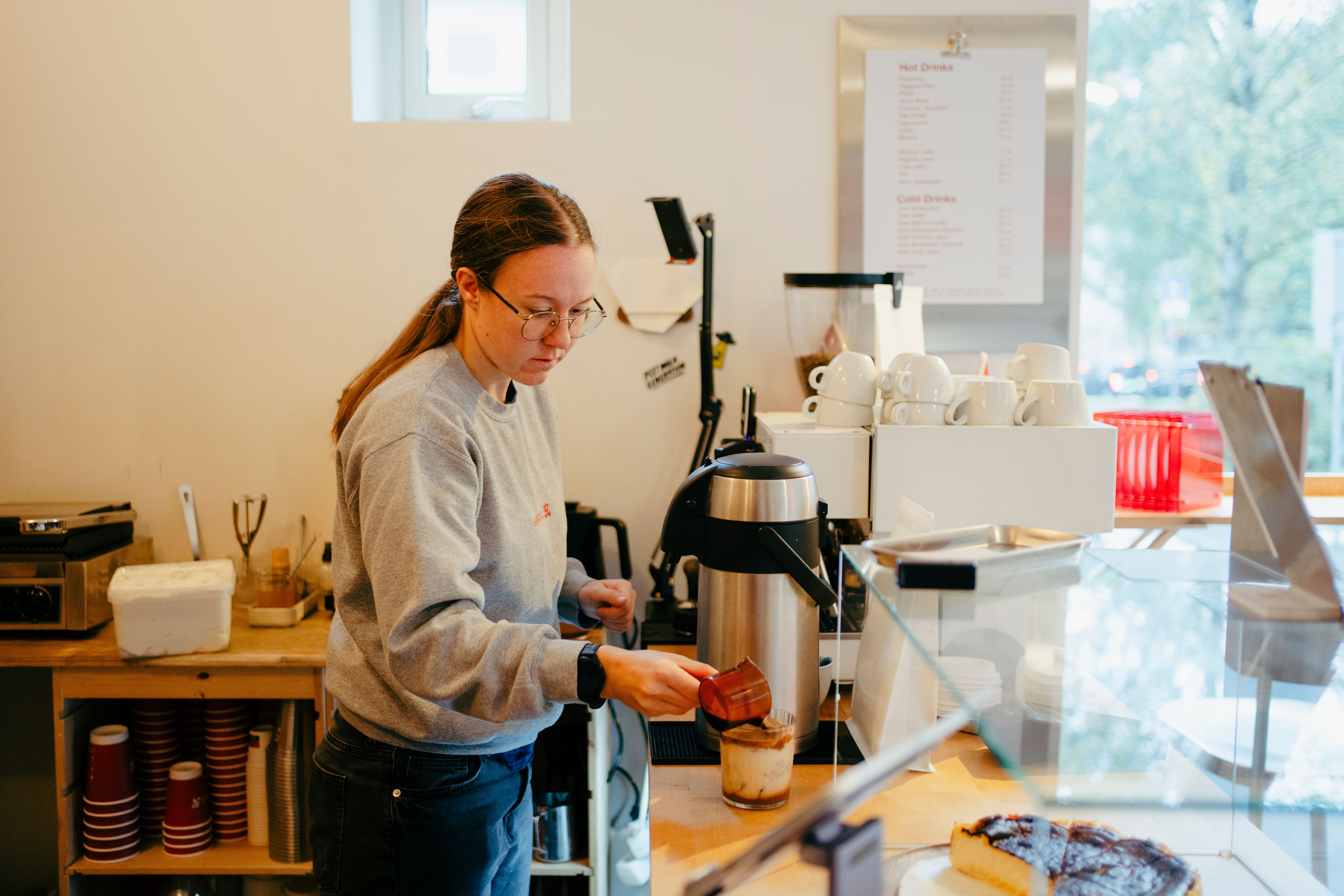 Natália Nagyová lager en isvariant av deres pumpkin spice latte.