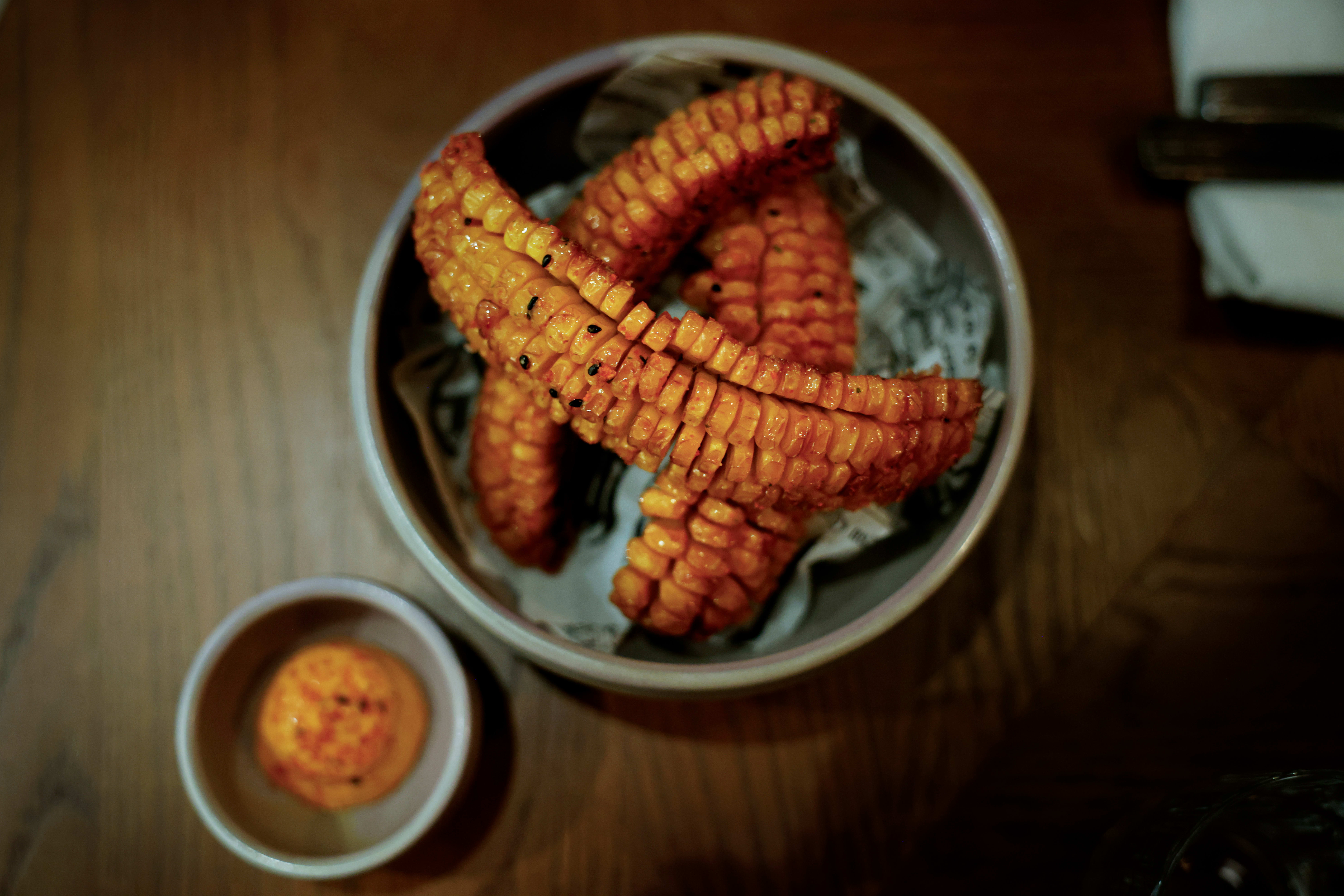 Spicy, fritert mais med chilimajones.