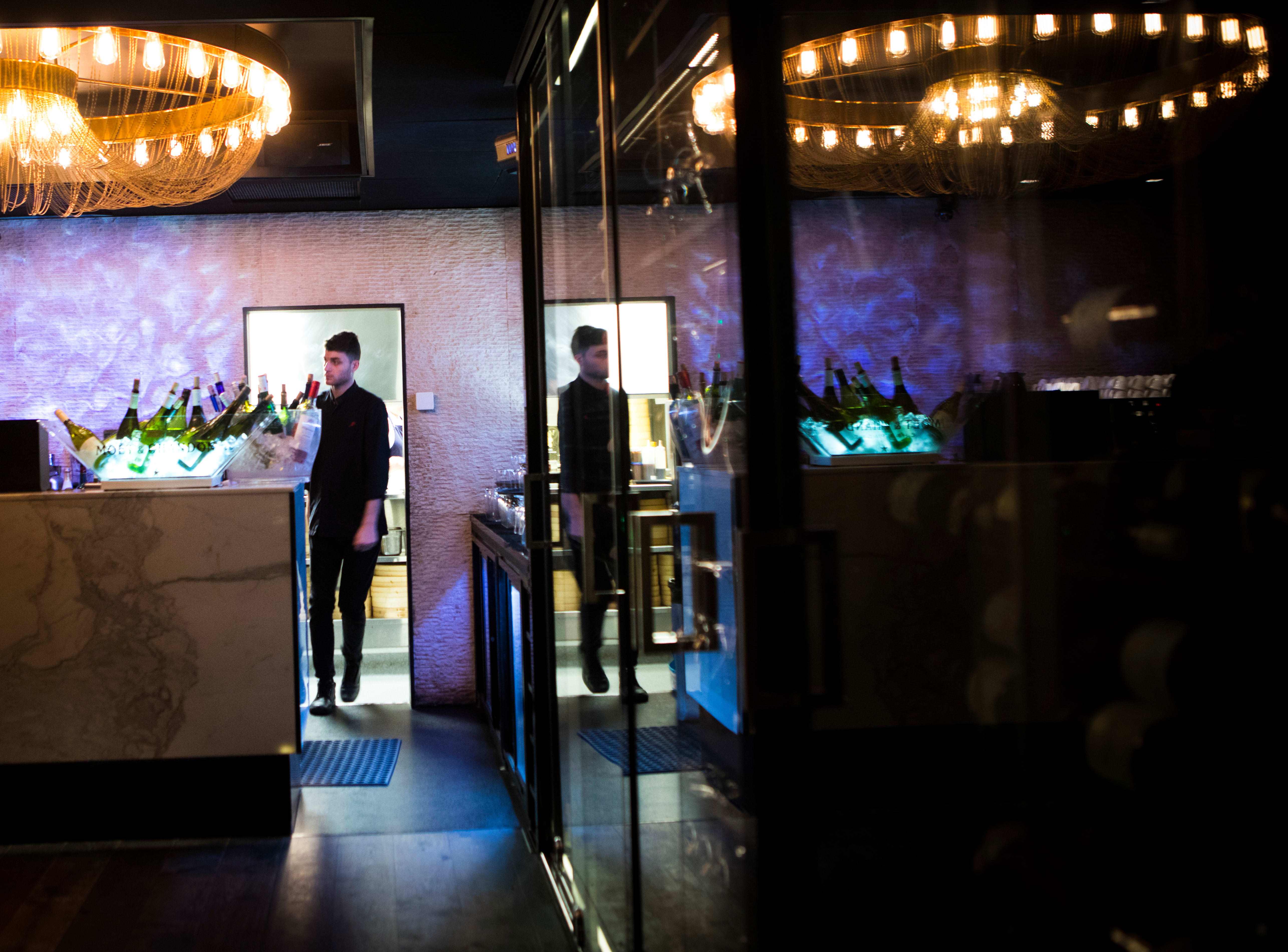 Dinner har lokaler over to etasjer i Stortingsgaten. 